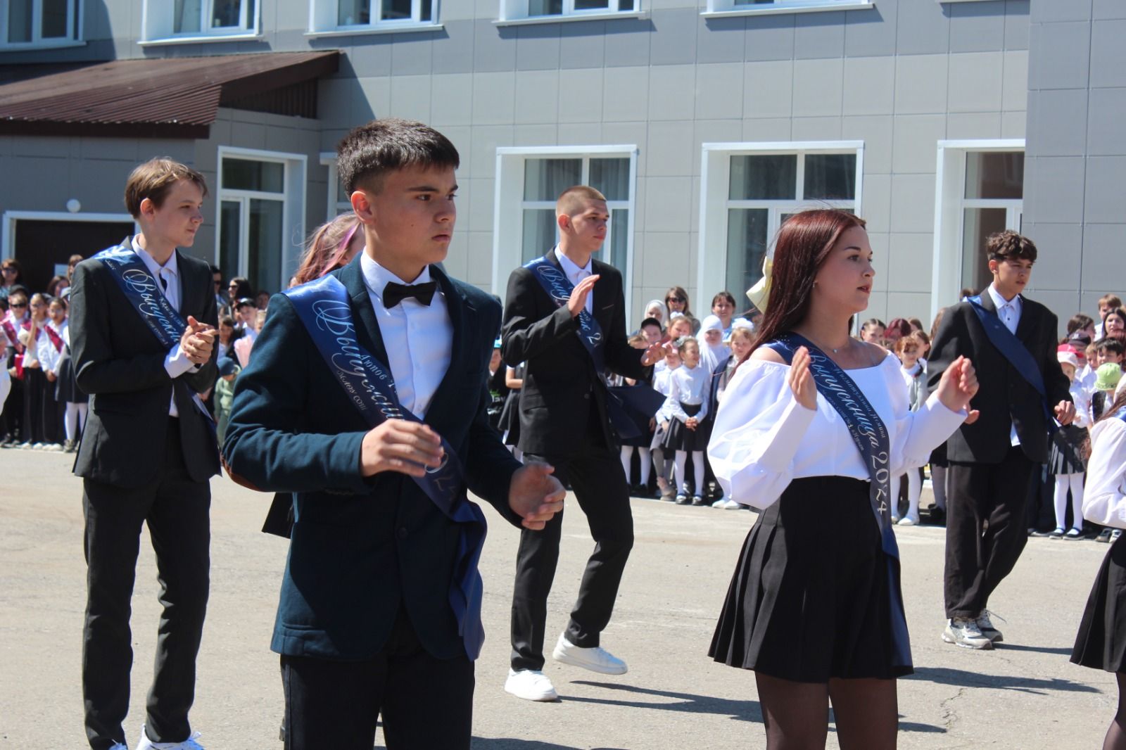 В городской школе №1 города Нурлат в этом году 60-ый юбилейный выпуск (фоторепортаж)