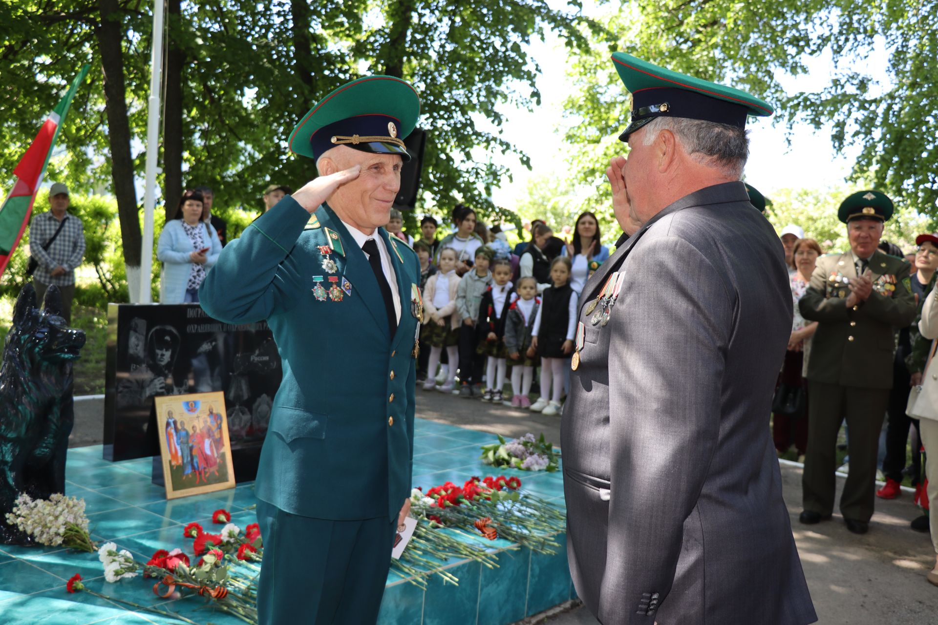 Нурлатцы, в разные годы охранявшие рубежи Родины, отмечают День пограничника (фоторепортаж)