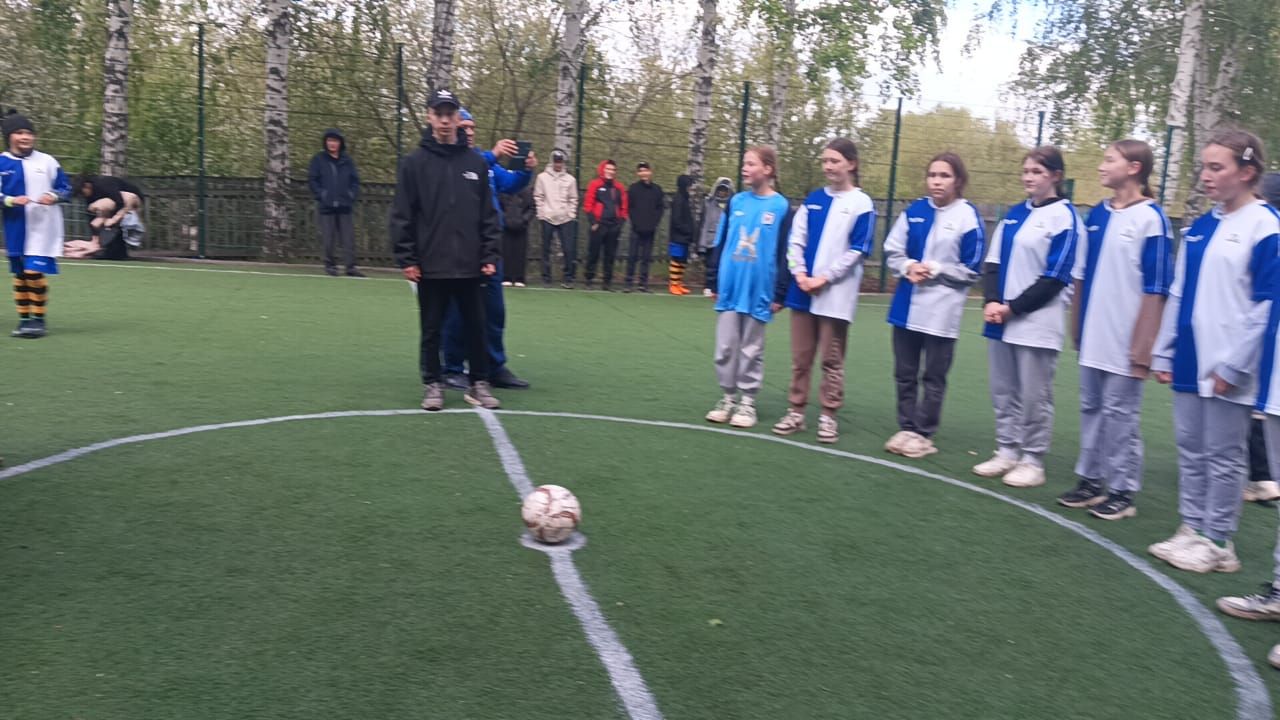 В Нурлатском районе в футбол играют и юноши, и девушки