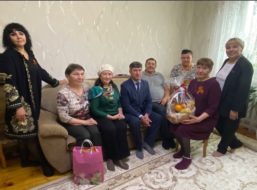 Нурлатцы поздравили ветеранов и передали им подарки депутата Госдумы