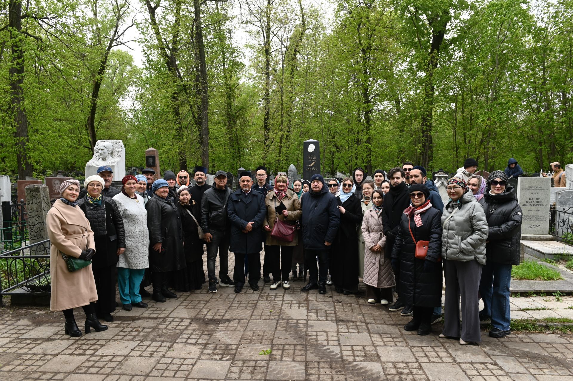 Делегация Нурлатского района в день рождения Габдуллы Кариева возложила цветы к его памятнику в Казани