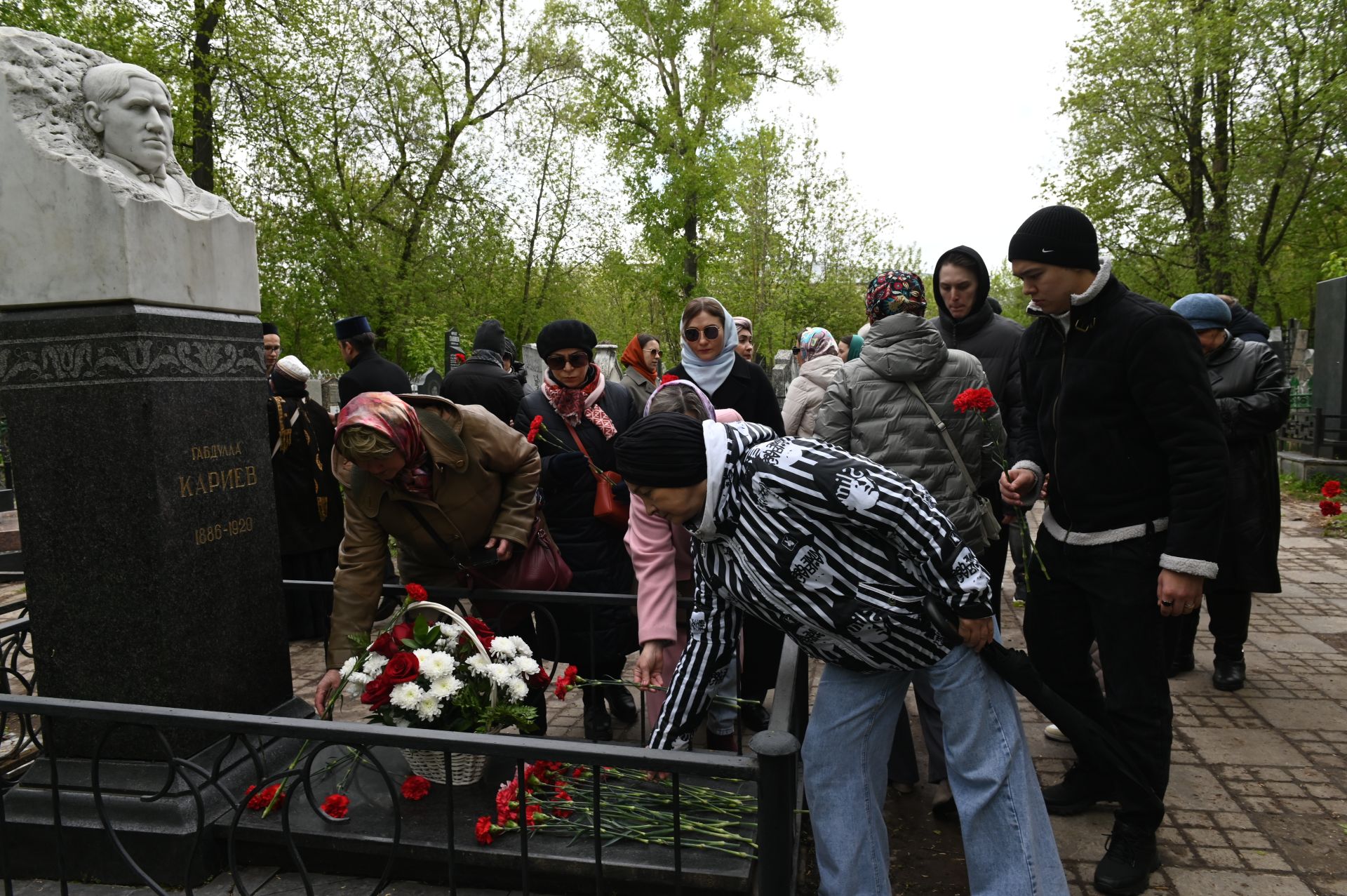 Делегация Нурлатского района в день рождения Габдуллы Кариева возложила цветы к его памятнику в Казани