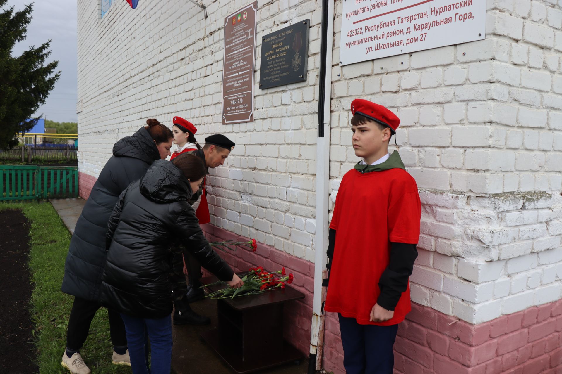 На здании школы имени Героя Советского Союза в Караульной Горе установили памятную доску Герою нашего времени