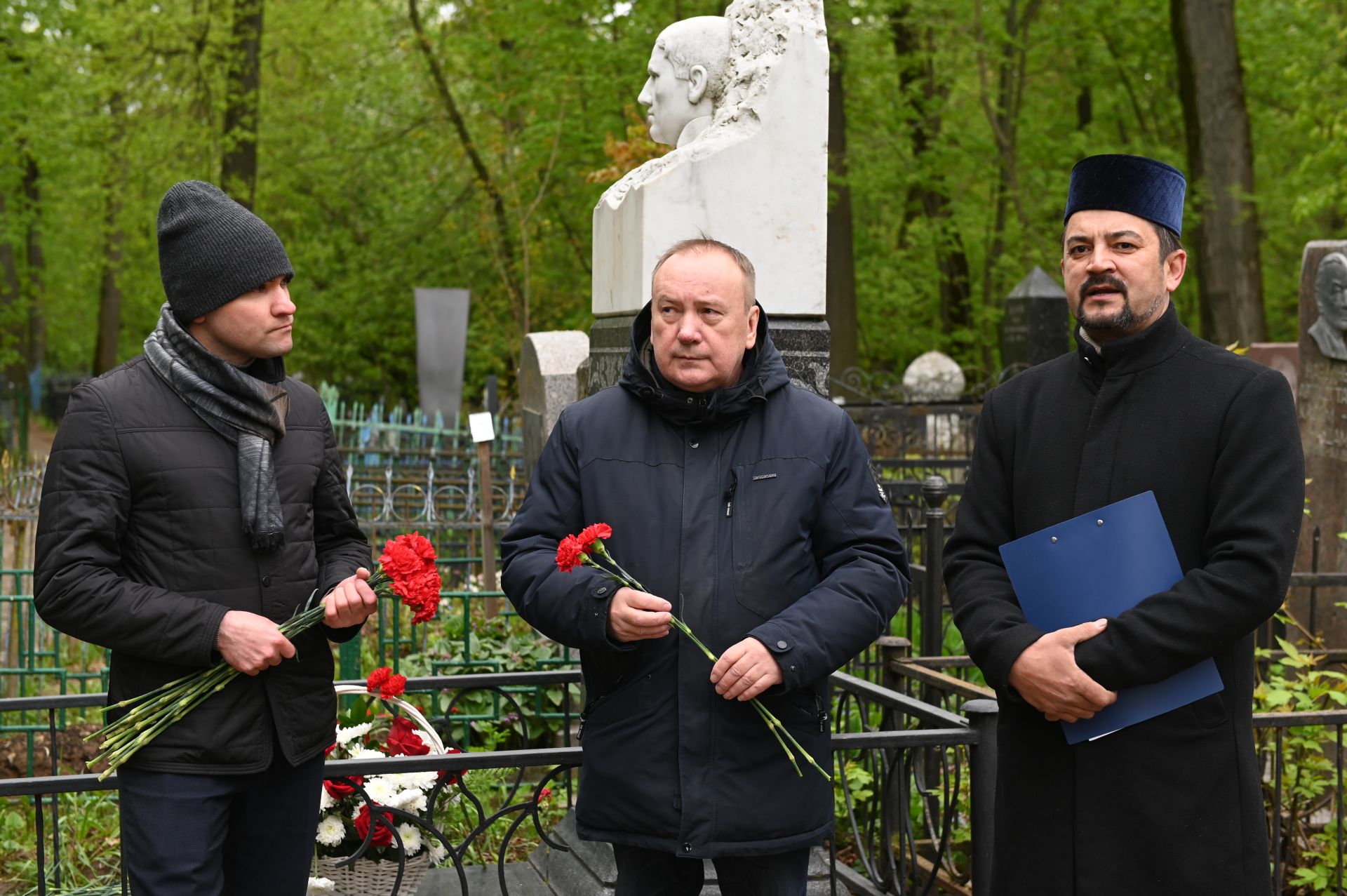 Делегация Нурлатского района в день рождения Габдуллы Кариева возложила цветы к его памятнику в Казани