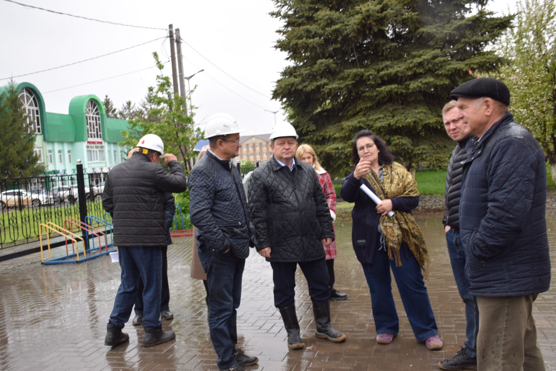 Глава Нурлатского района ознакомился с ходом капитального ремонта в городской школе №2