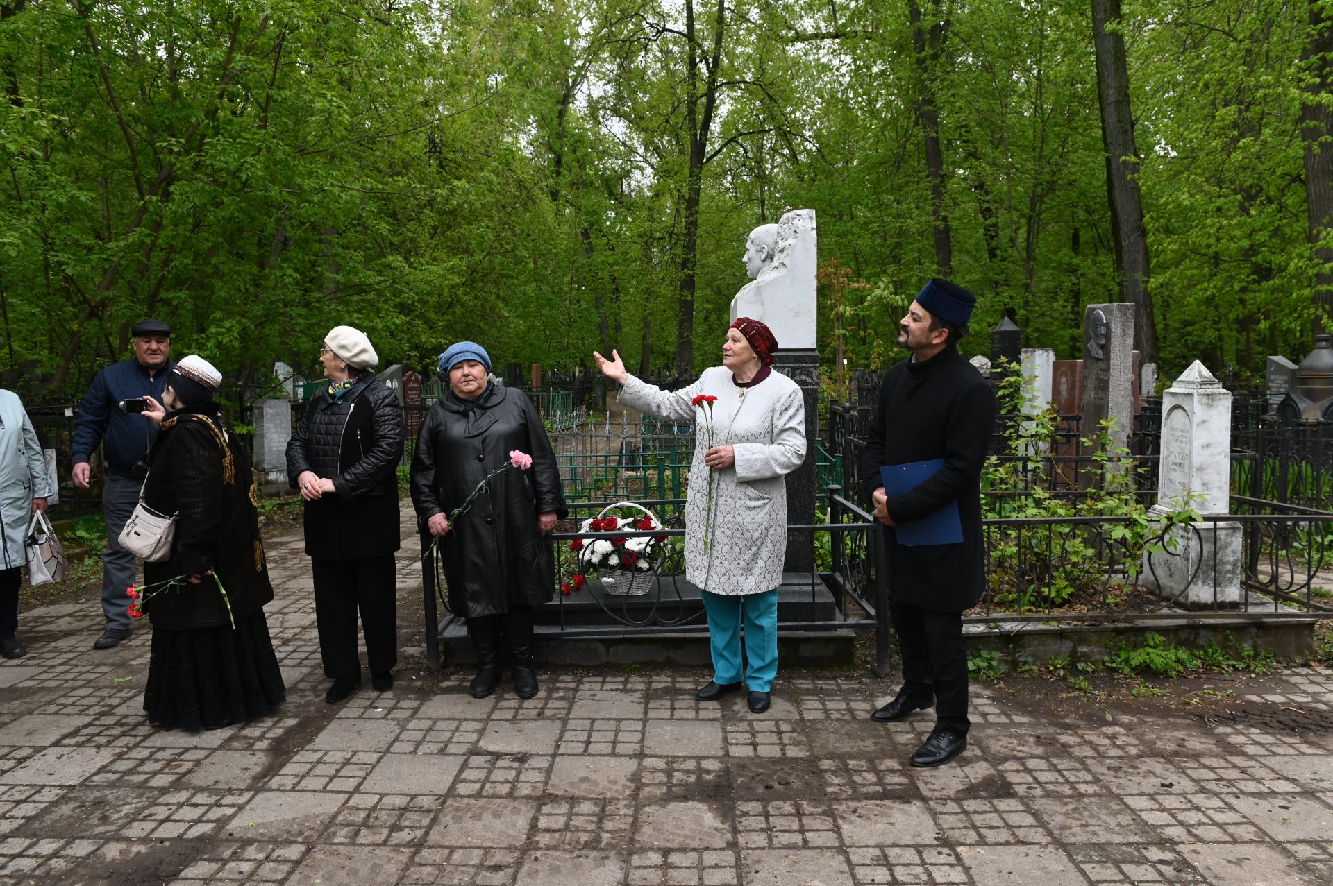 Делегация Нурлатского района в день рождения Габдуллы Кариева возложила цветы к его памятнику в Казани