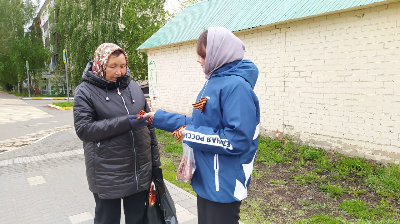 В Нурлате в преддверии Дня Победы продолжается Всероссийская акция «Георгиевская ленточка»