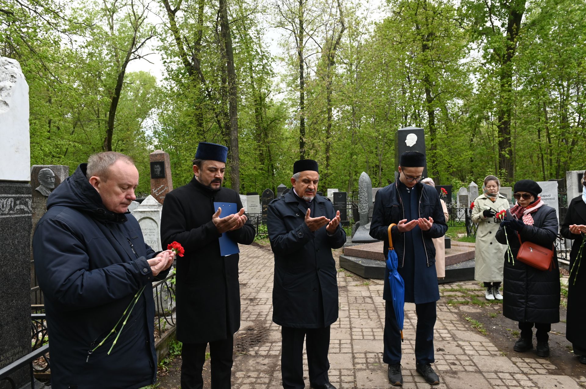 Делегация Нурлатского района в день рождения Габдуллы Кариева возложила цветы к его памятнику в Казани