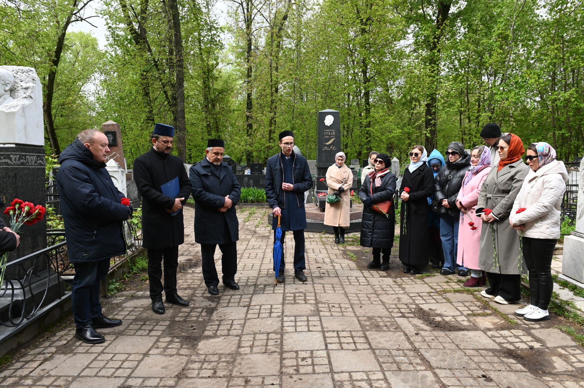 Делегация Нурлатского района в день рождения Габдуллы Кариева возложила цветы к его памятнику в Казани