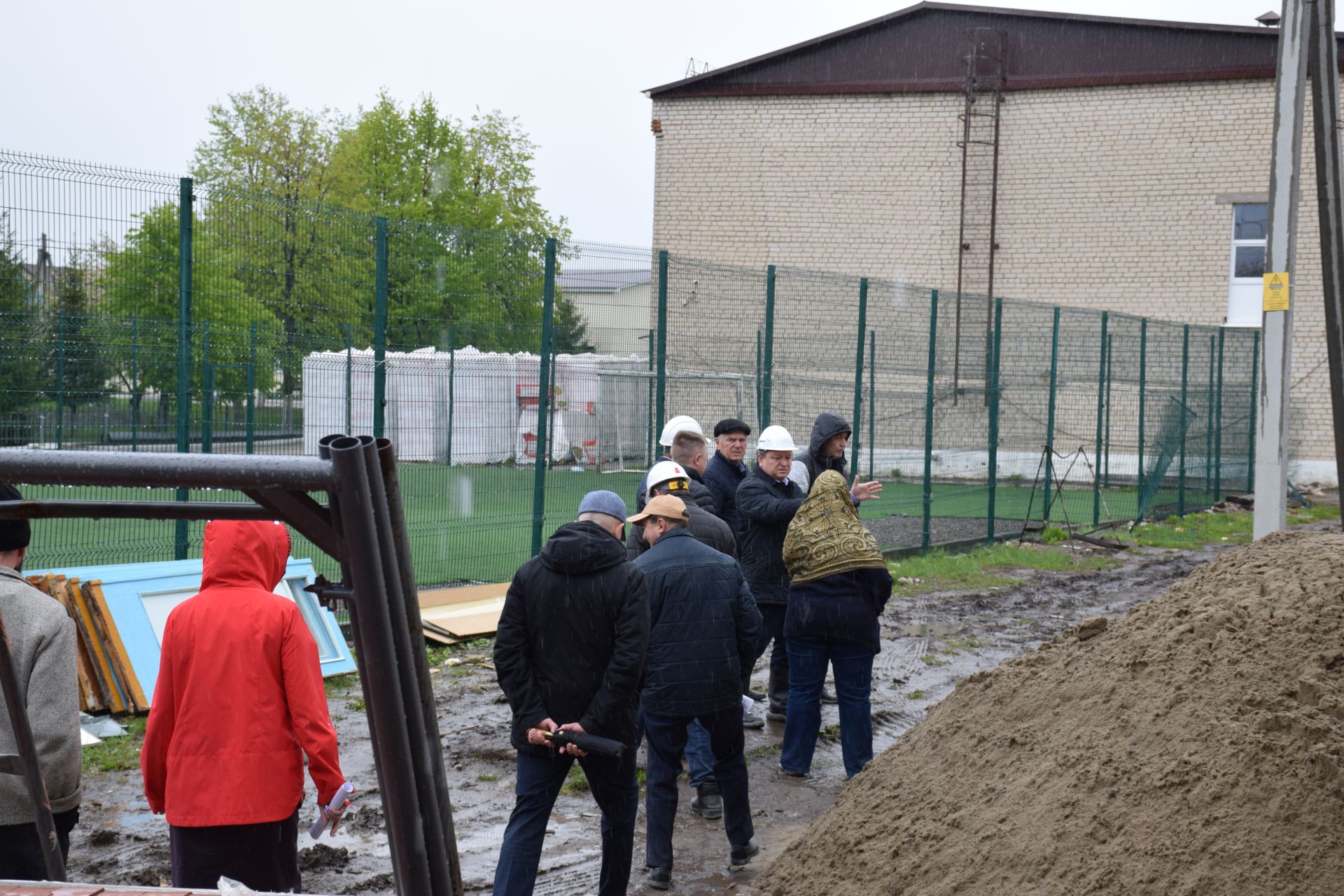 Глава Нурлатского района ознакомился с ходом капитального ремонта в городской школе №2