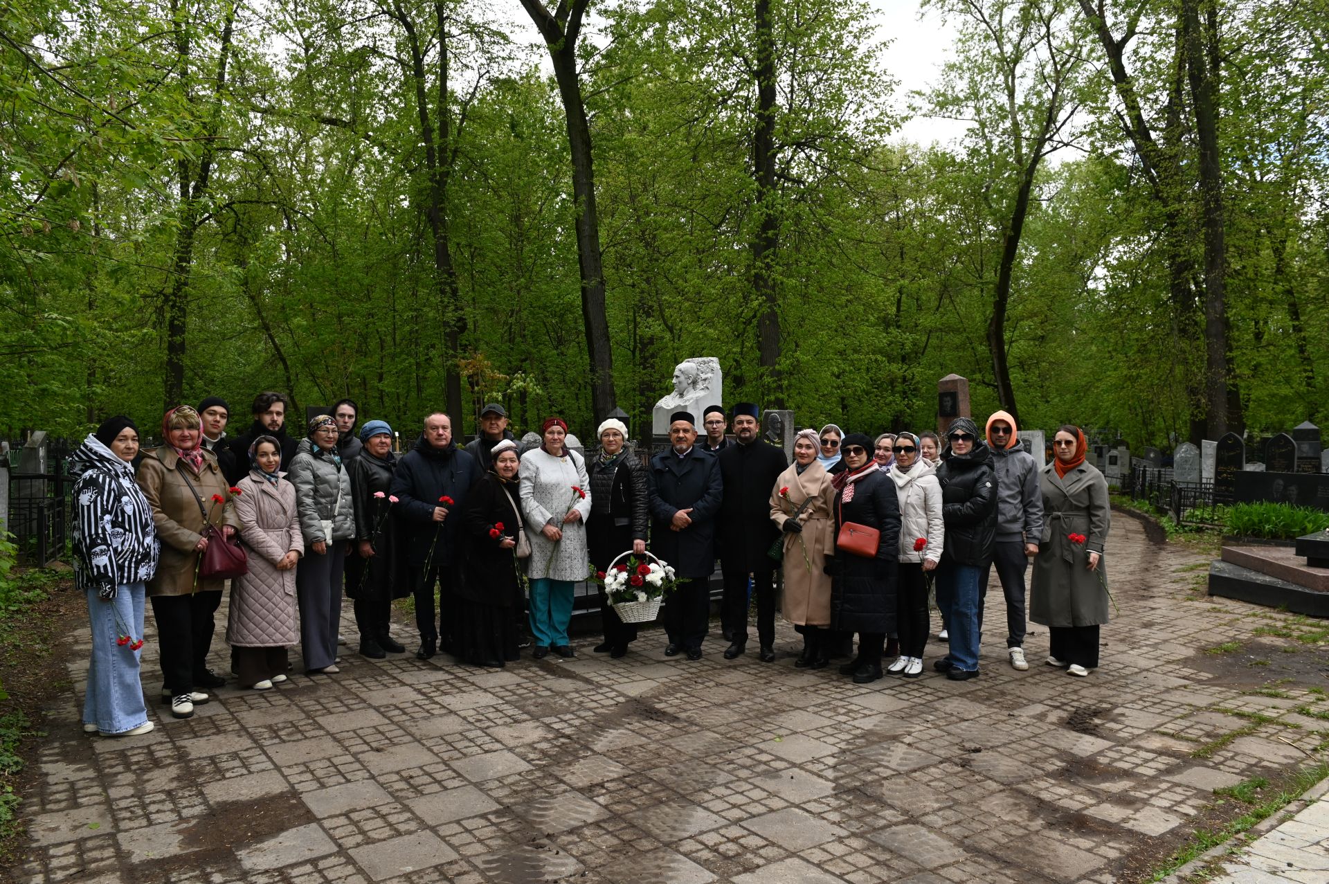 Делегация Нурлатского района в день рождения Габдуллы Кариева возложила цветы к его памятнику в Казани