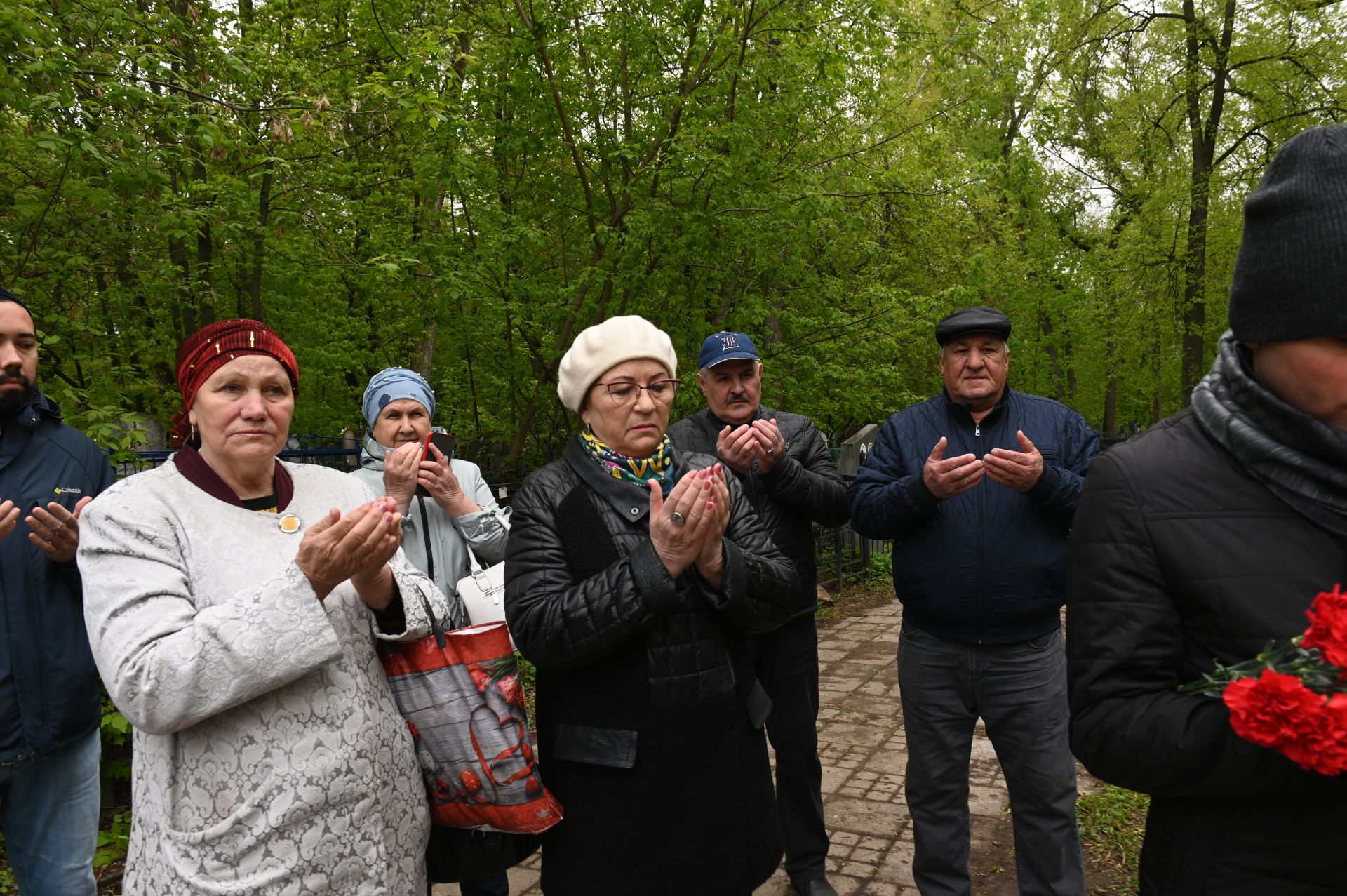 Делегация Нурлатского района в день рождения Габдуллы Кариева возложила цветы к его памятнику в Казани