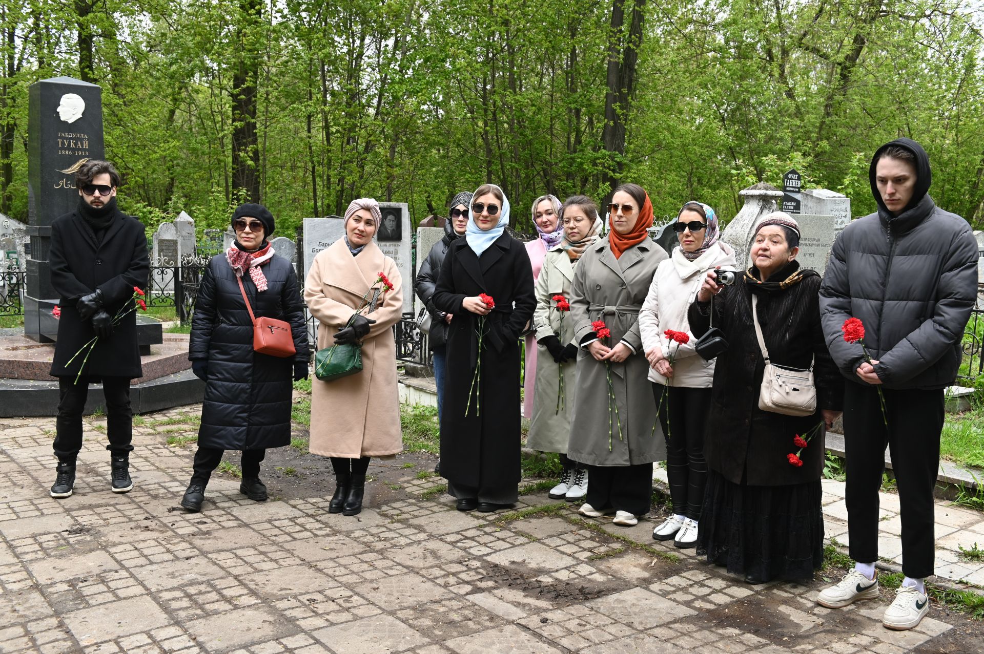 Делегация Нурлатского района в день рождения Габдуллы Кариева возложила цветы к его памятнику в Казани