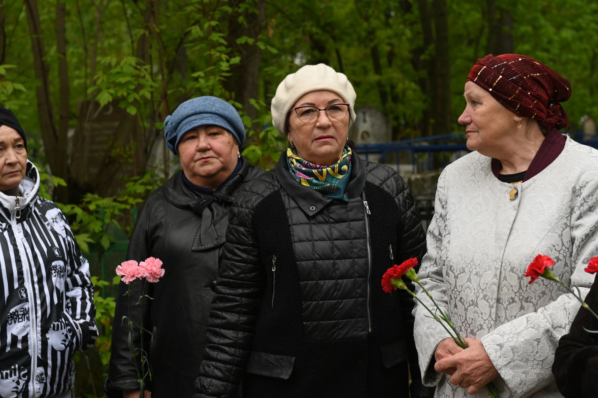 Делегация Нурлатского района в день рождения Габдуллы Кариева возложила цветы к его памятнику в Казани