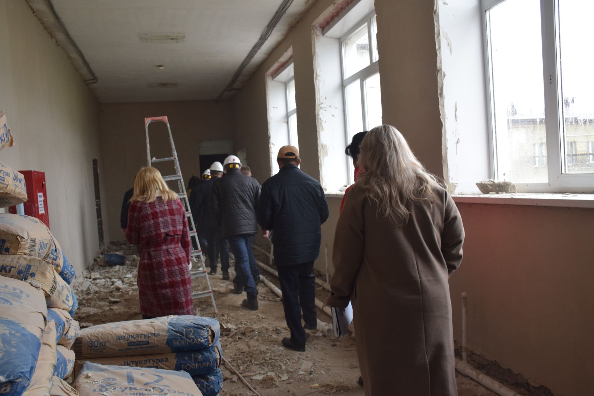 Глава Нурлатского района ознакомился с ходом капитального ремонта в городской школе №2