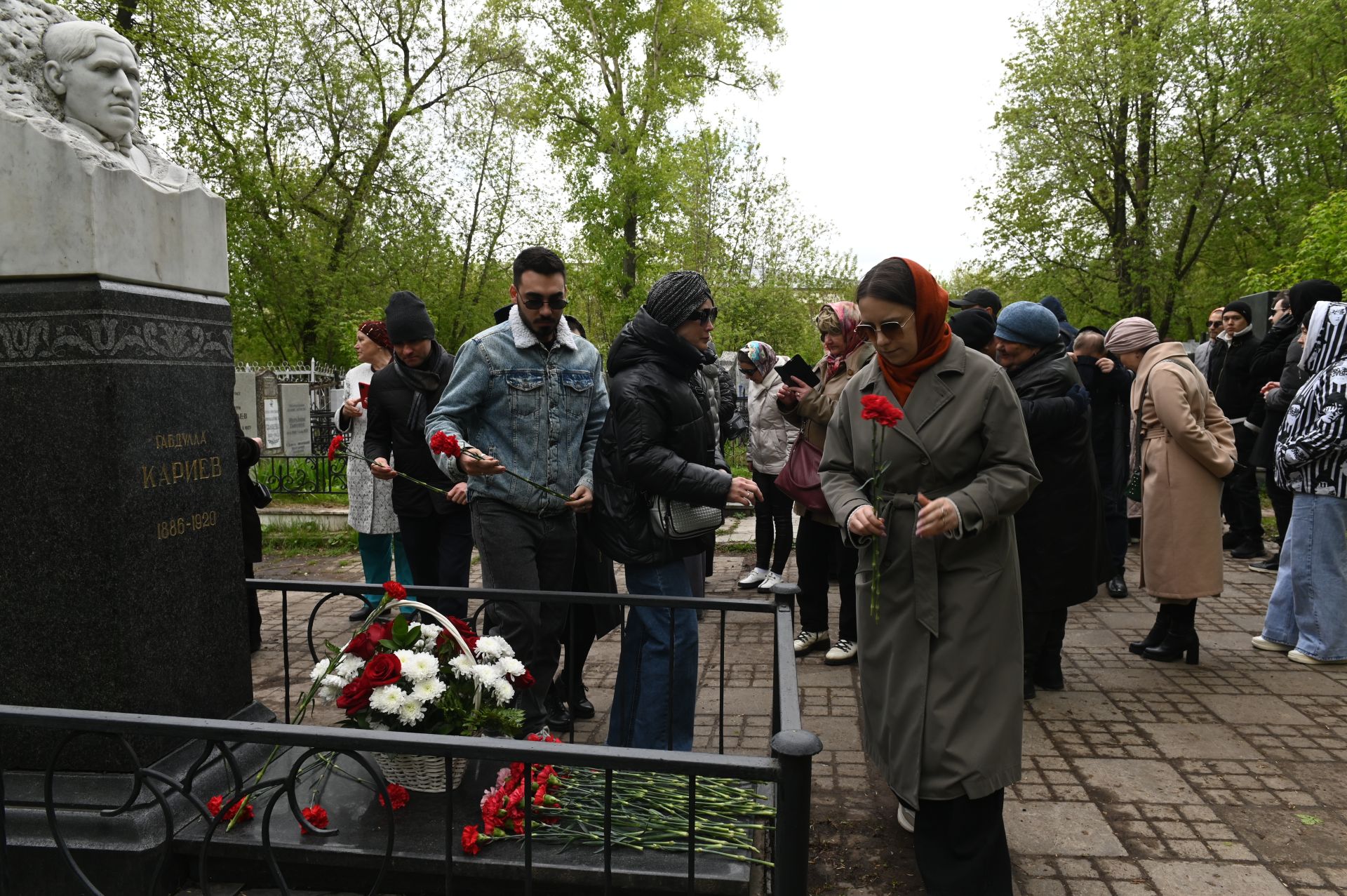 Делегация Нурлатского района в день рождения Габдуллы Кариева возложила цветы к его памятнику в Казани