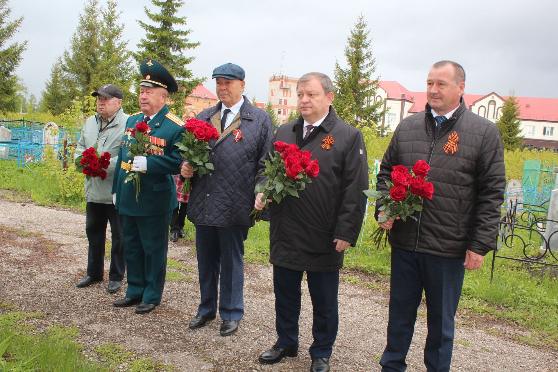 В Нурлате в День Победы возложили цветы на могилы Героев