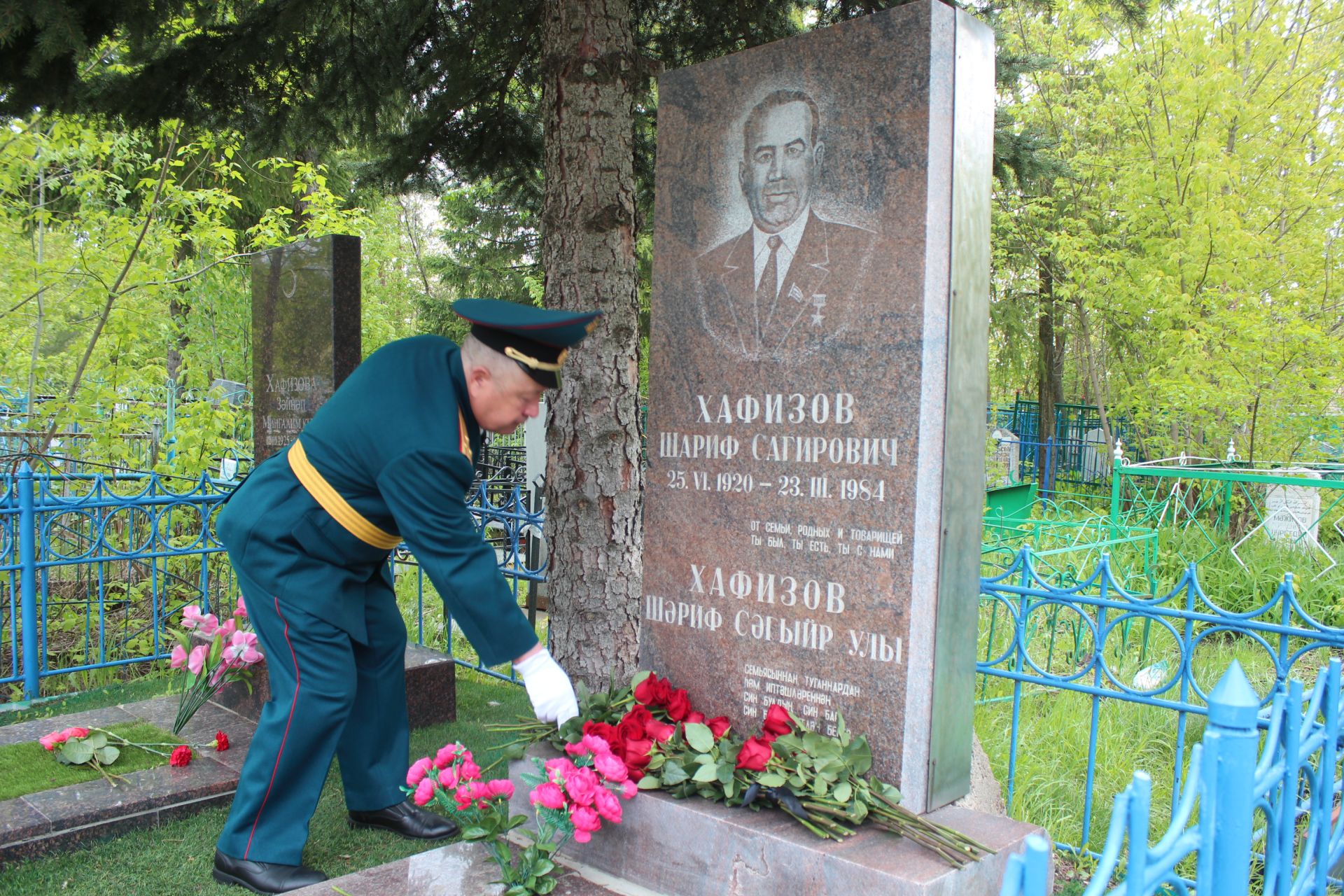 В Нурлате в День Победы возложили цветы на могилы Героев