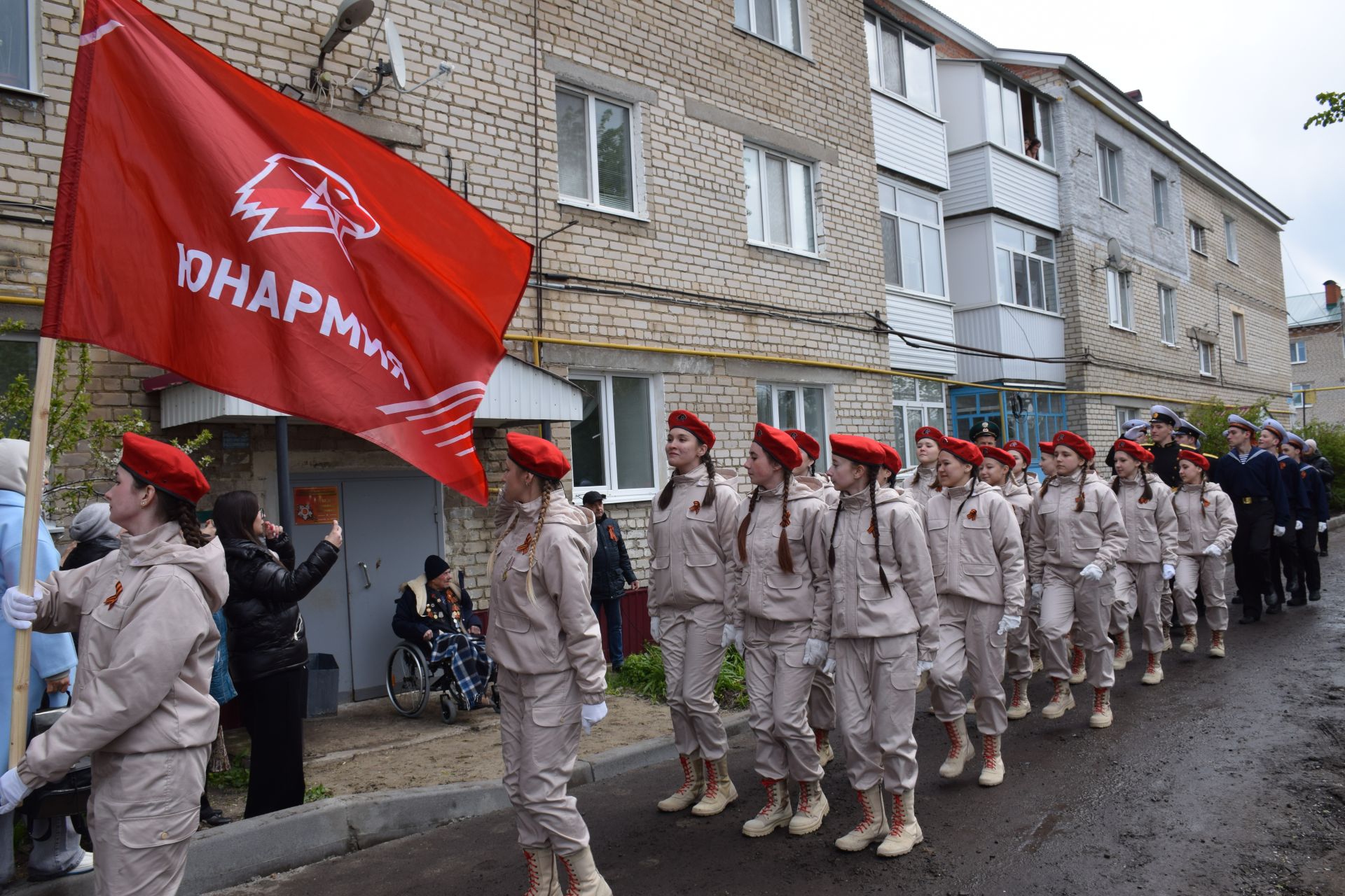 В Нурлате юнармейцы маршем прошли под окнами участника Великой Отечественной войны