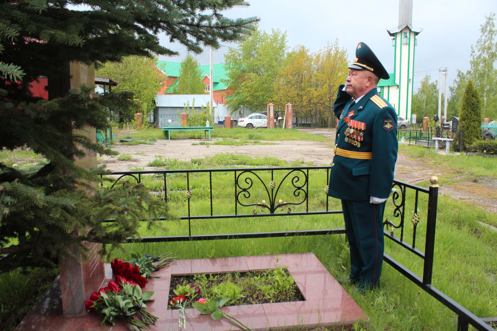 В Нурлате в День Победы возложили цветы на могилы Героев