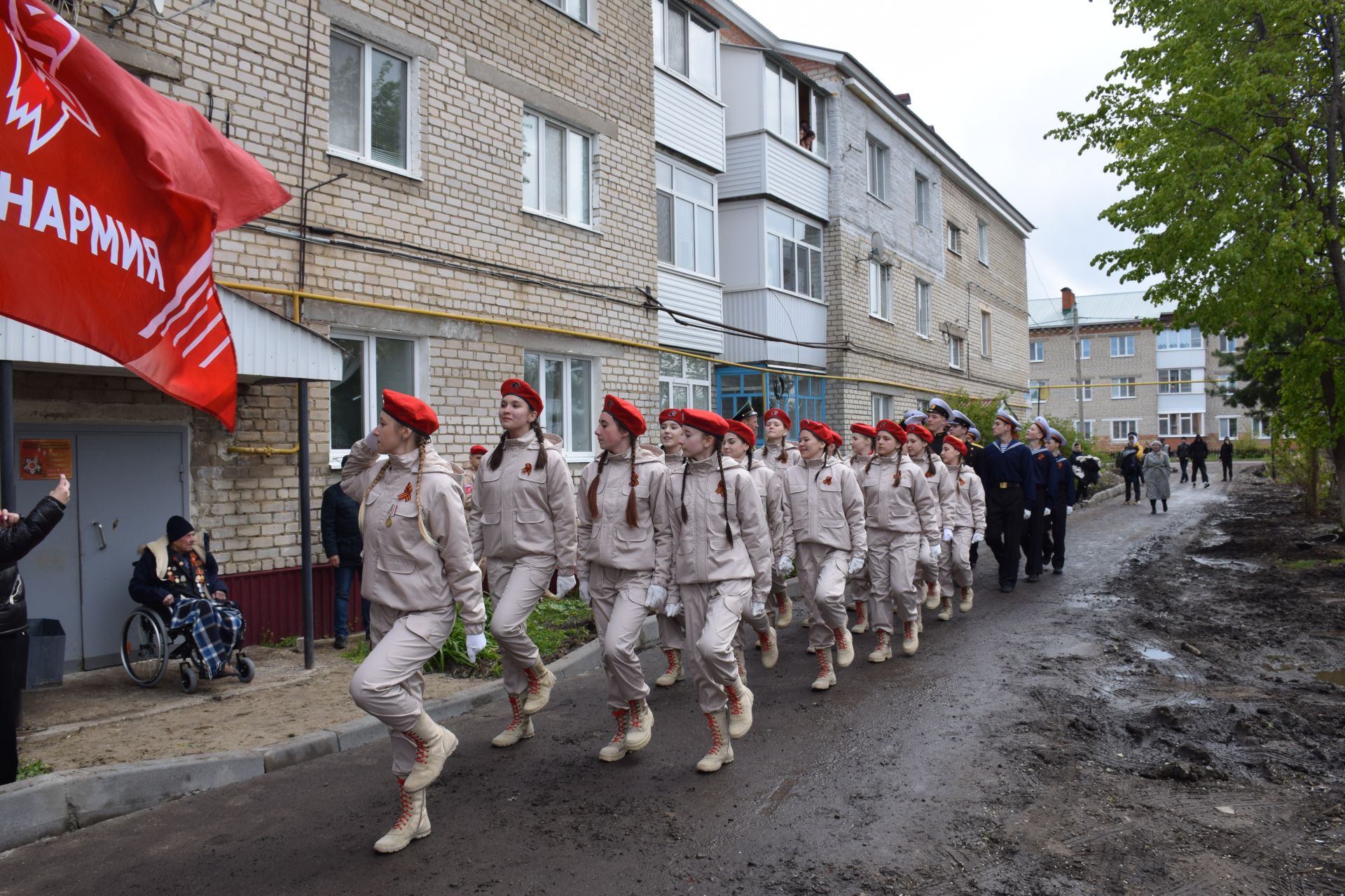 В Нурлате юнармейцы маршем прошли под окнами участника Великой Отечественной войны