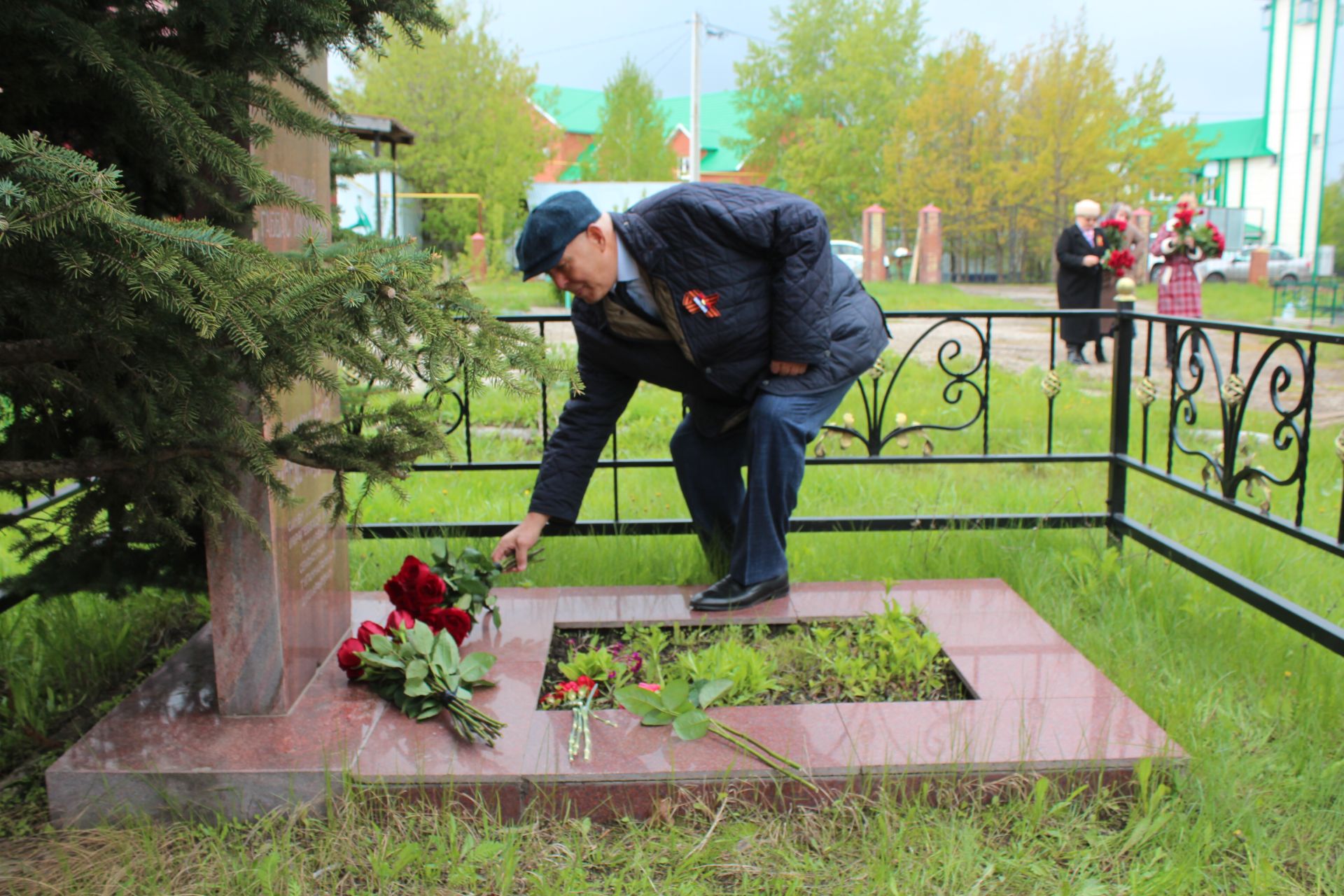 В Нурлате в День Победы возложили цветы на могилы Героев