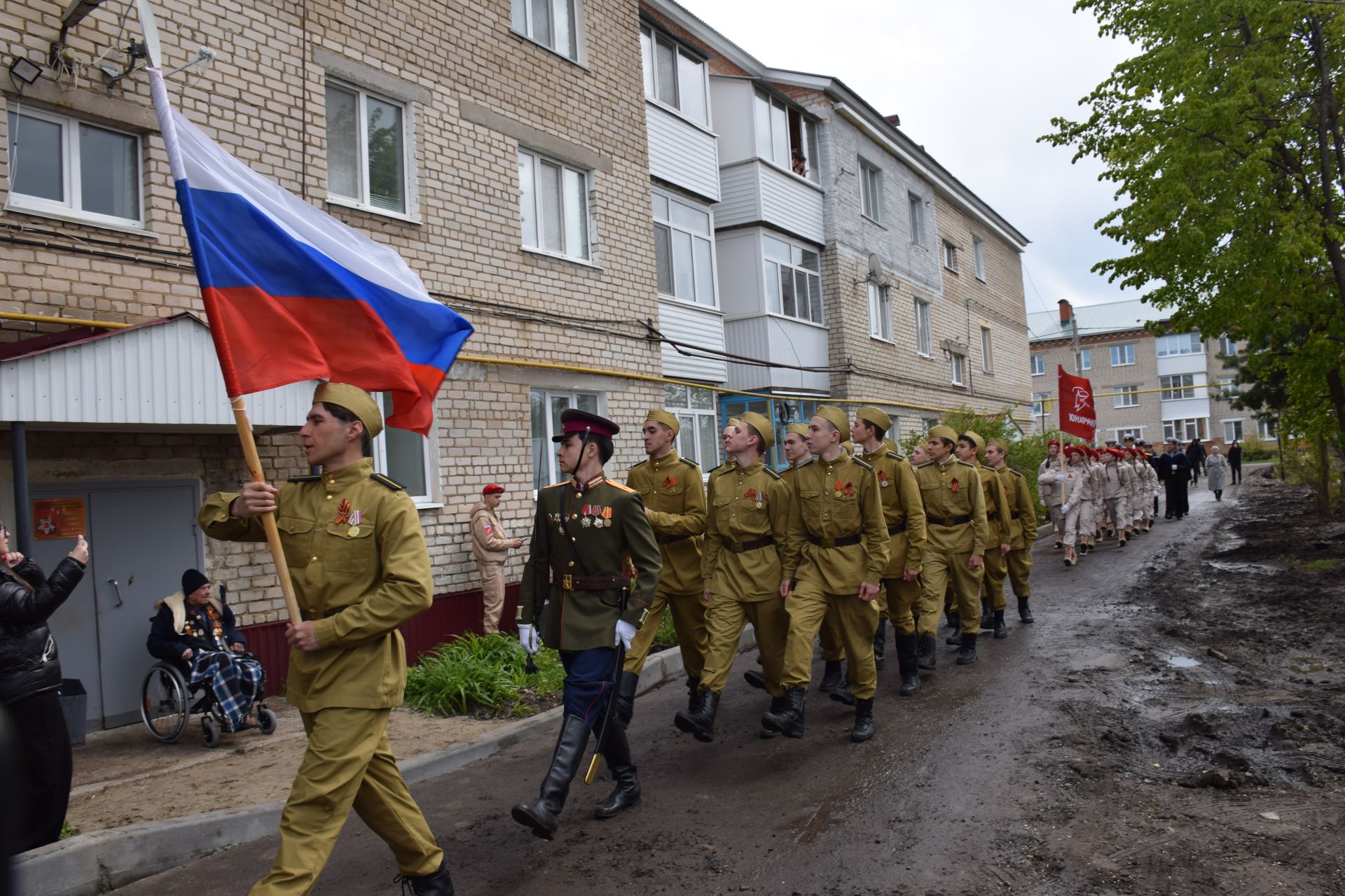 В Нурлате юнармейцы маршем прошли под окнами участника Великой Отечественной войны