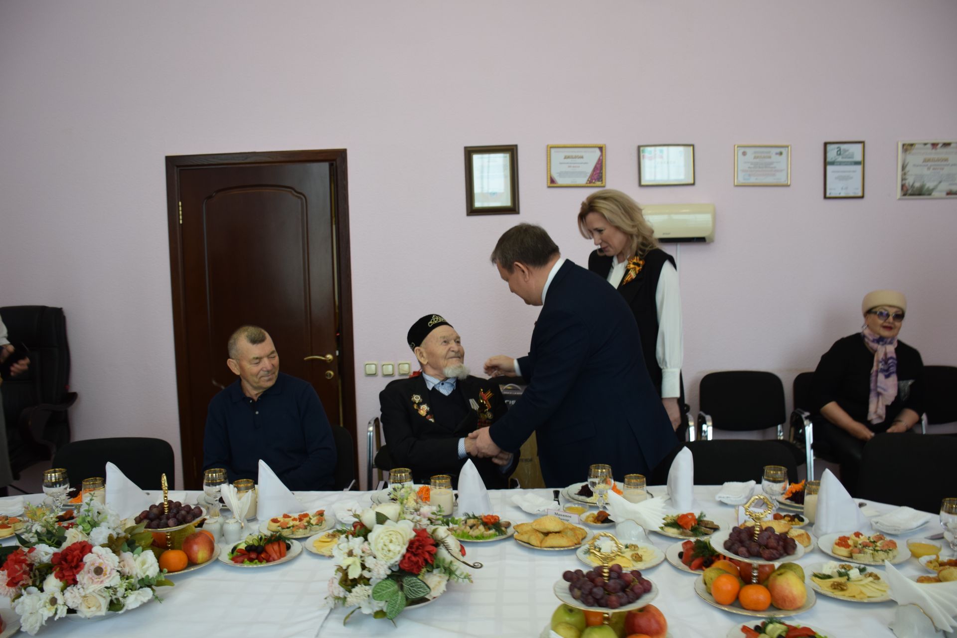 В Нурлате участника войны Каима Самигуллина поздравили глава района, министр экологии, депутат Госсовета Татарстана