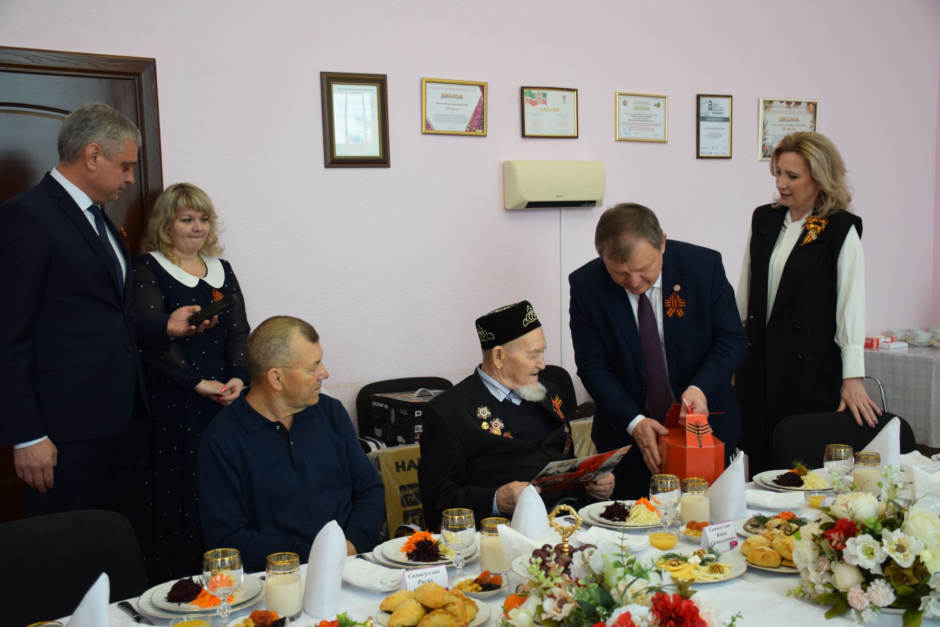 В Нурлате участника войны Каима Самигуллина поздравили глава района, министр экологии, депутат Госсовета Татарстана