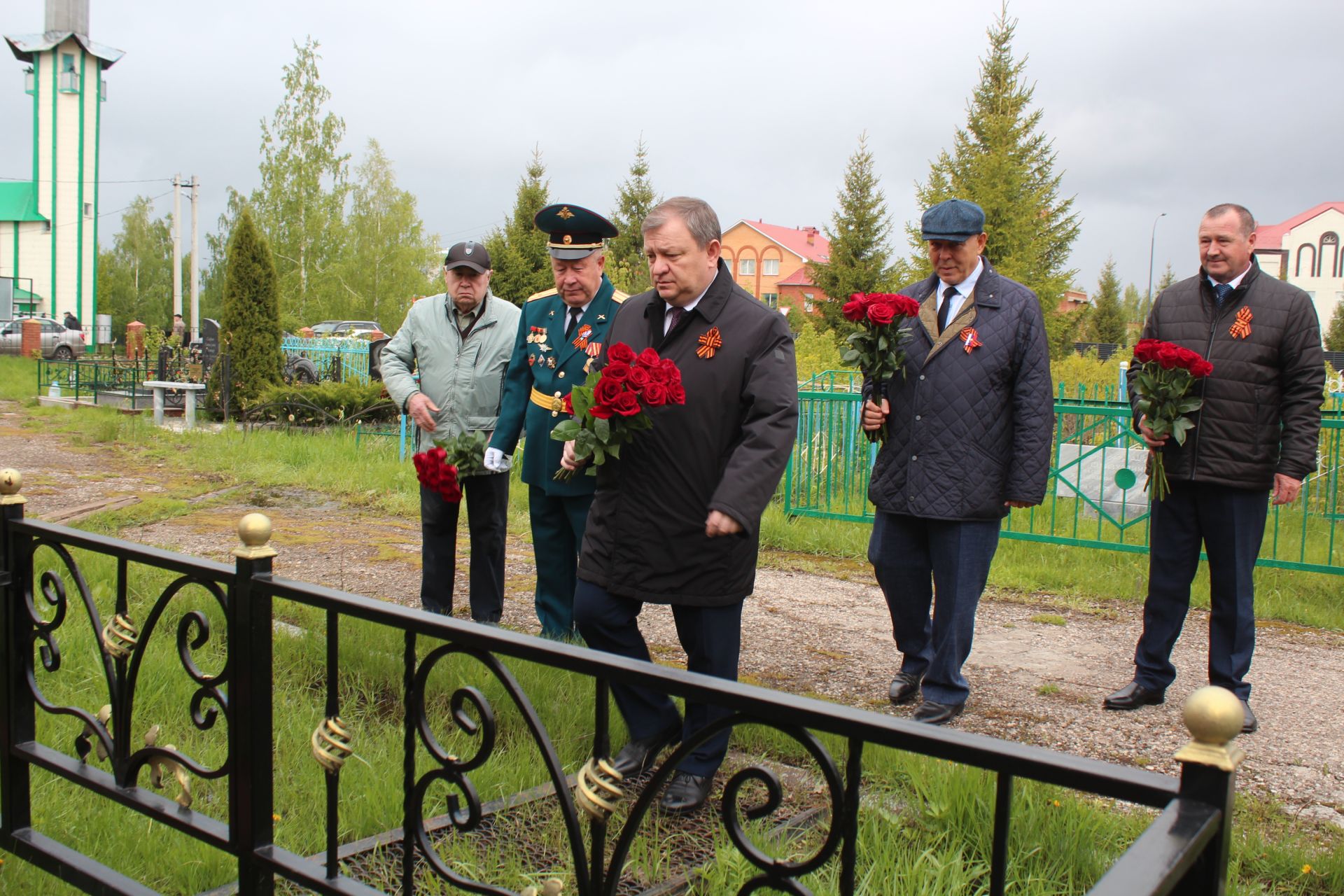 В Нурлате в День Победы возложили цветы на могилы Героев