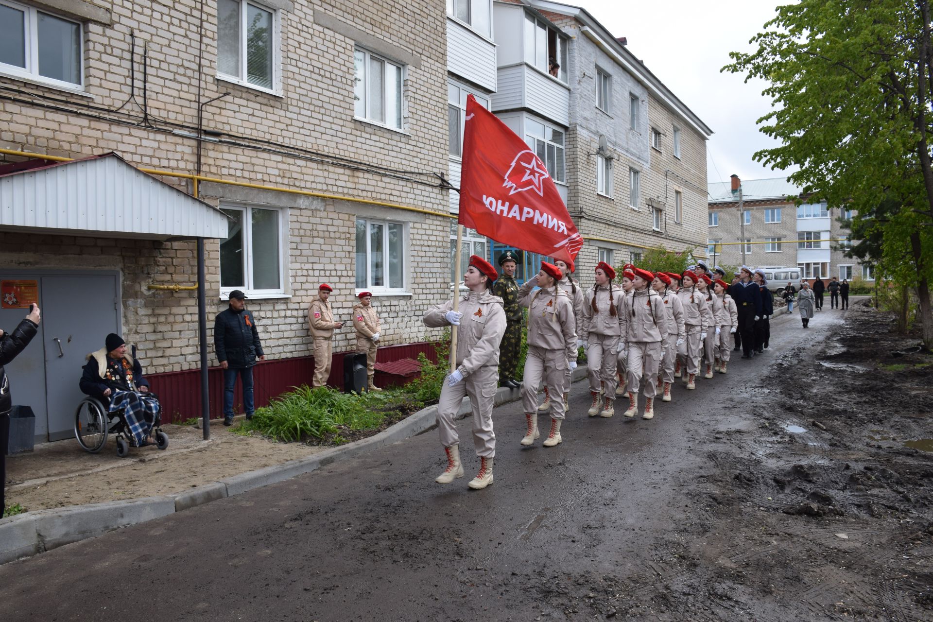 В Нурлате юнармейцы маршем прошли под окнами участника Великой Отечественной войны