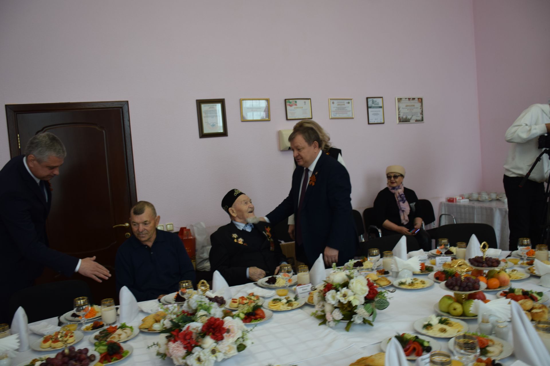 В Нурлате участника войны Каима Самигуллина поздравили глава района, министр экологии, депутат Госсовета Татарстана