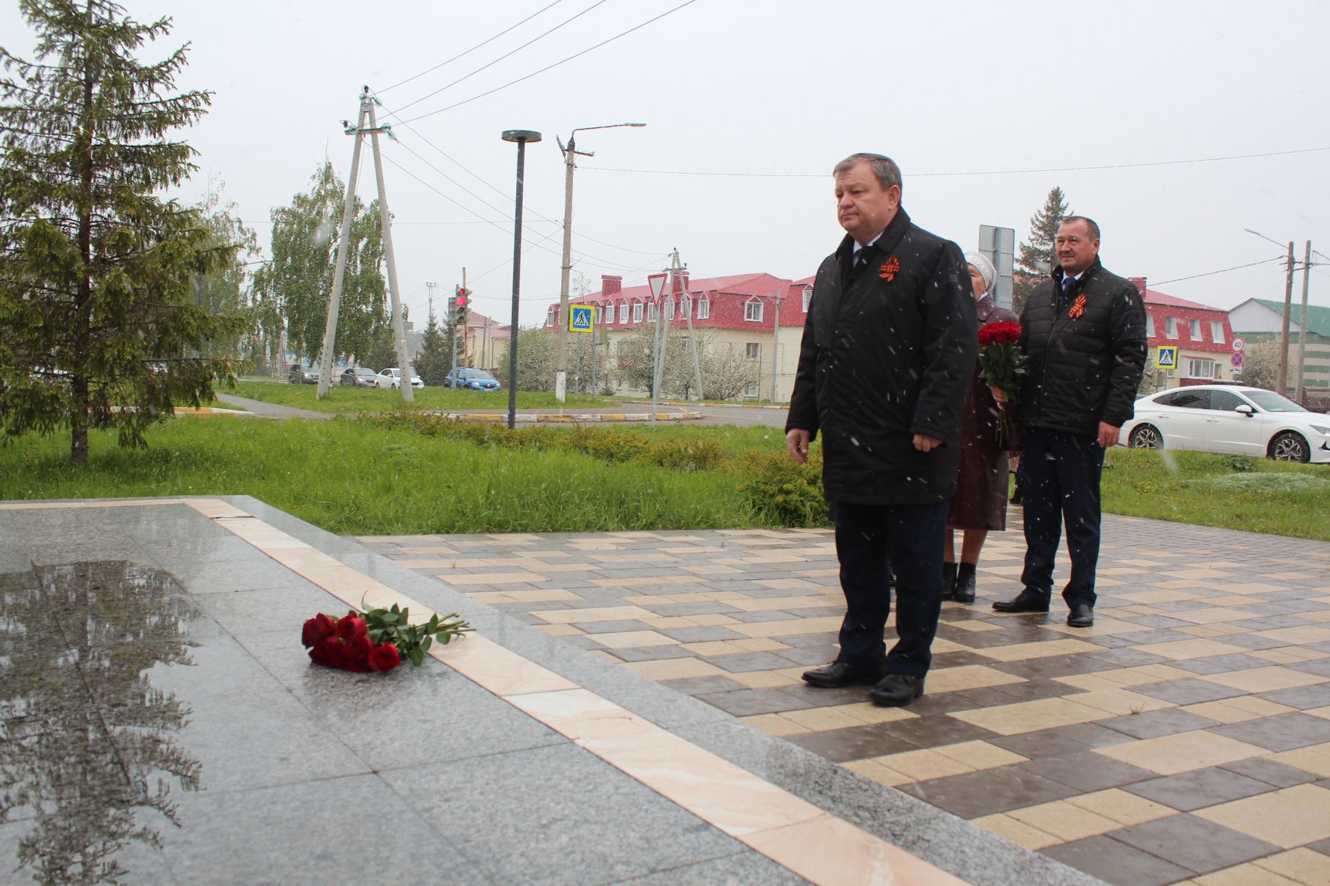 В Нурлате в День Победы возложили цветы на могилы Героев