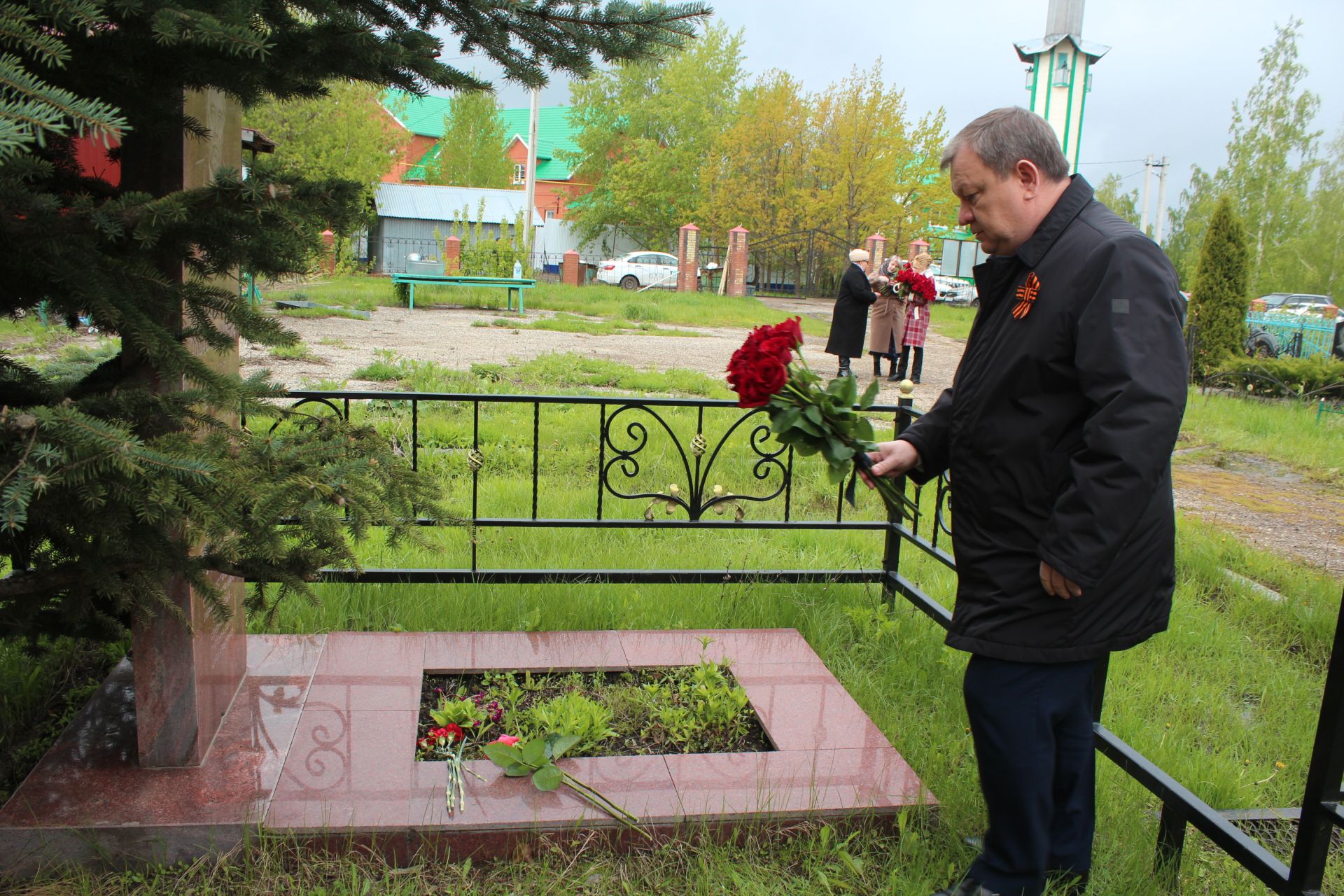 В Нурлате в День Победы возложили цветы на могилы Героев