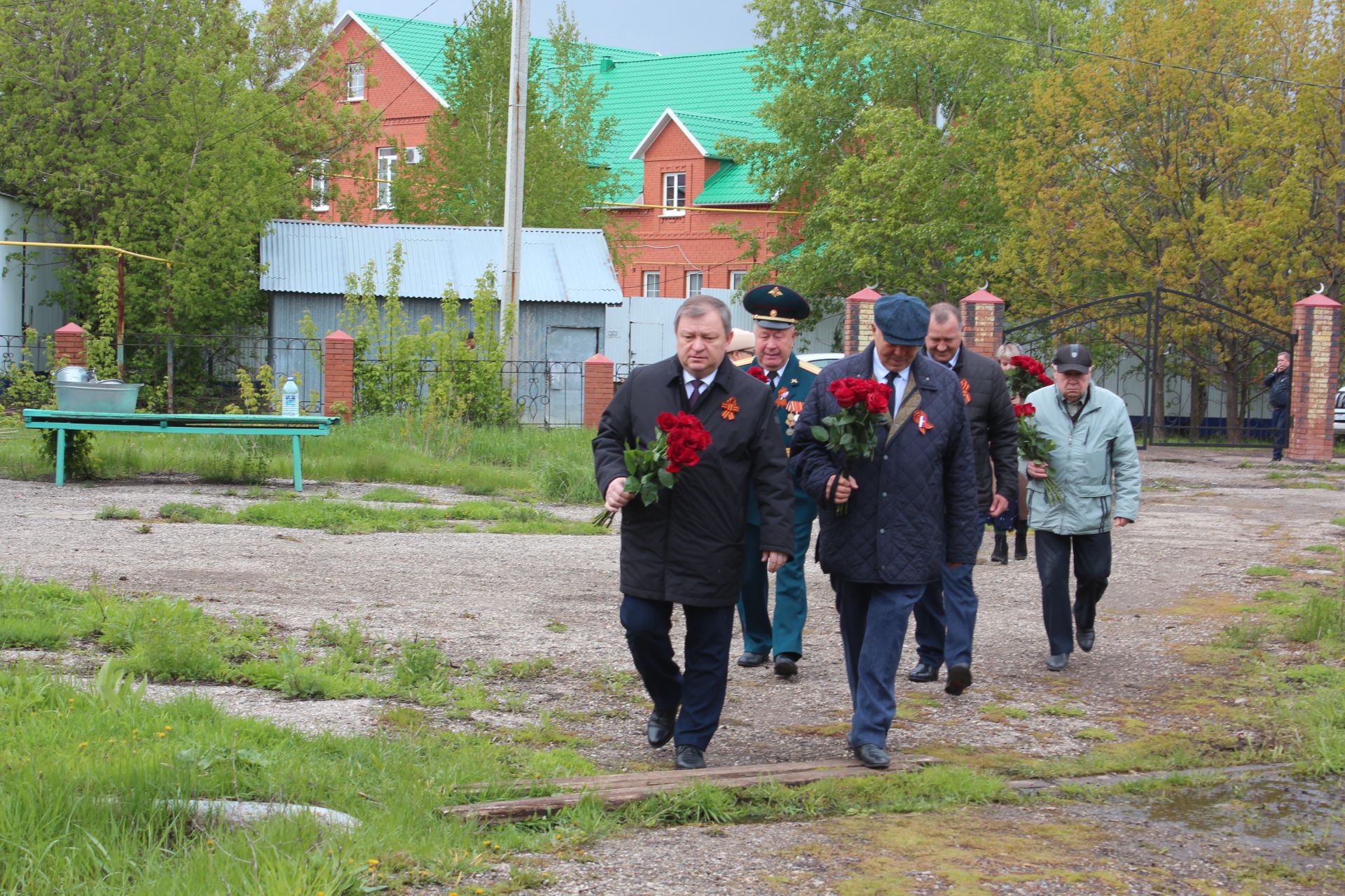 В Нурлате в День Победы возложили цветы на могилы Героев