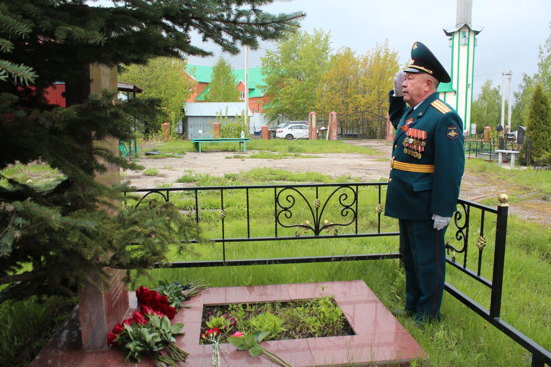 В Нурлате в День Победы возложили цветы на могилы Героев