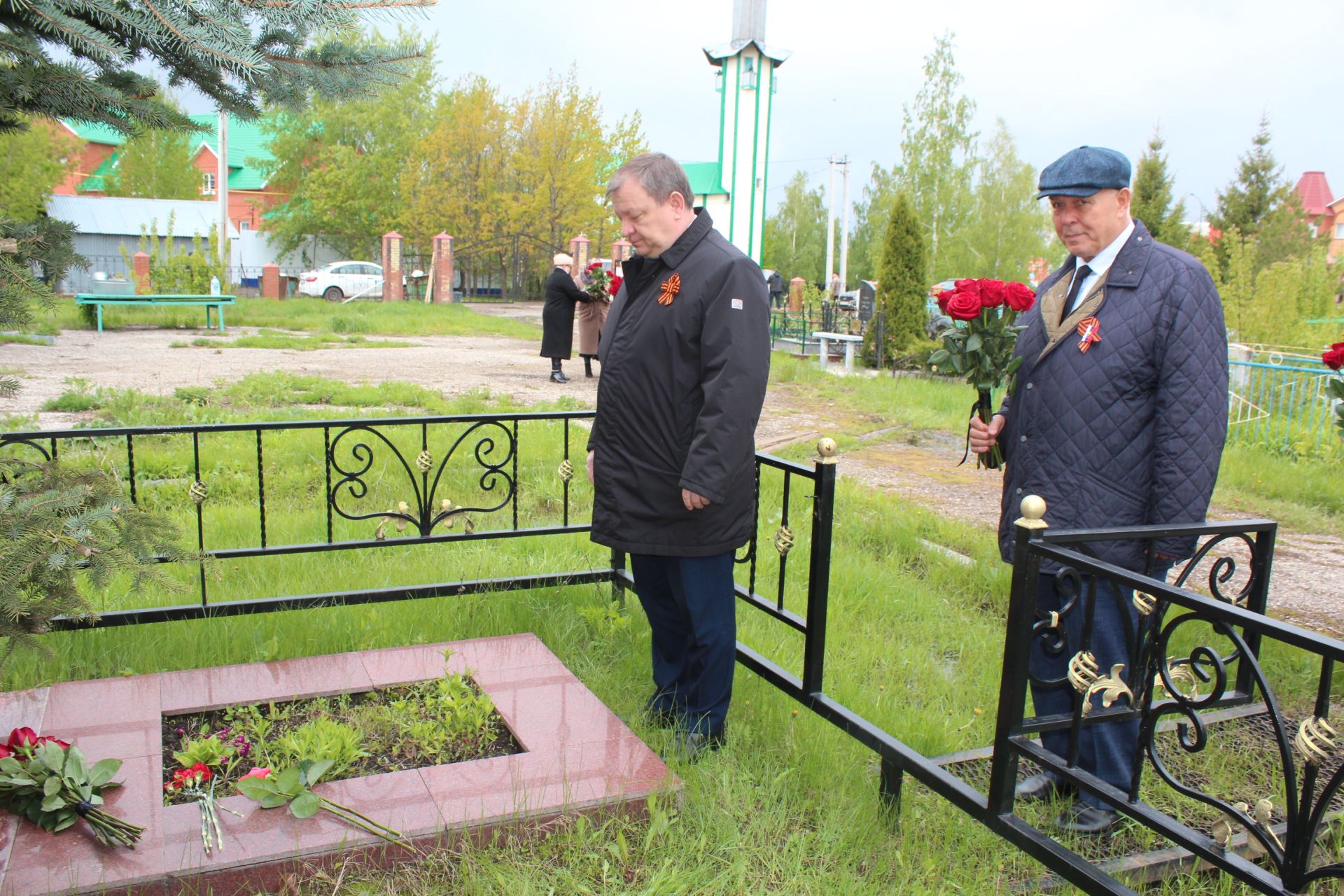 В Нурлате в День Победы возложили цветы на могилы Героев