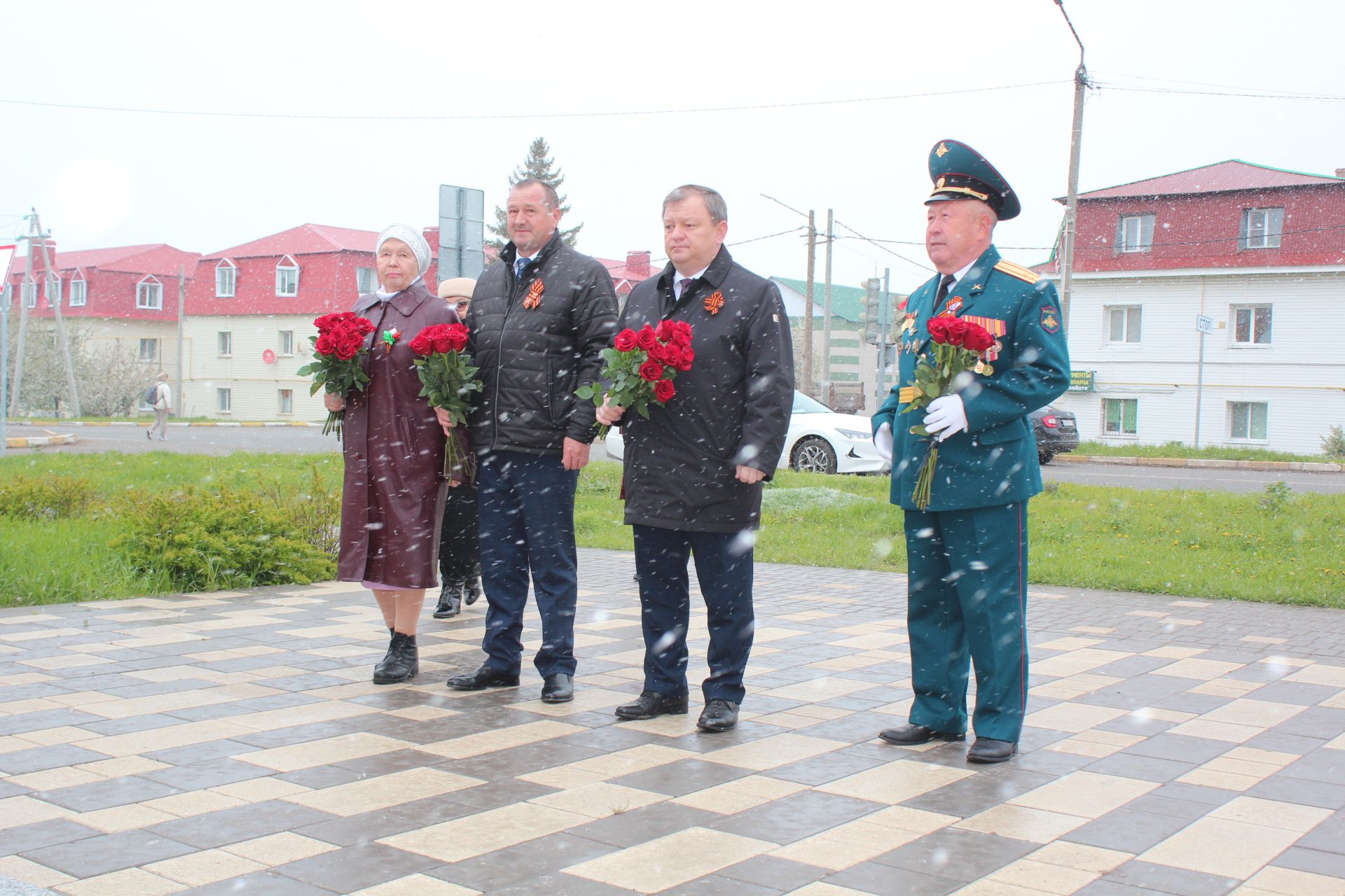 В Нурлате в День Победы возложили цветы на могилы Героев