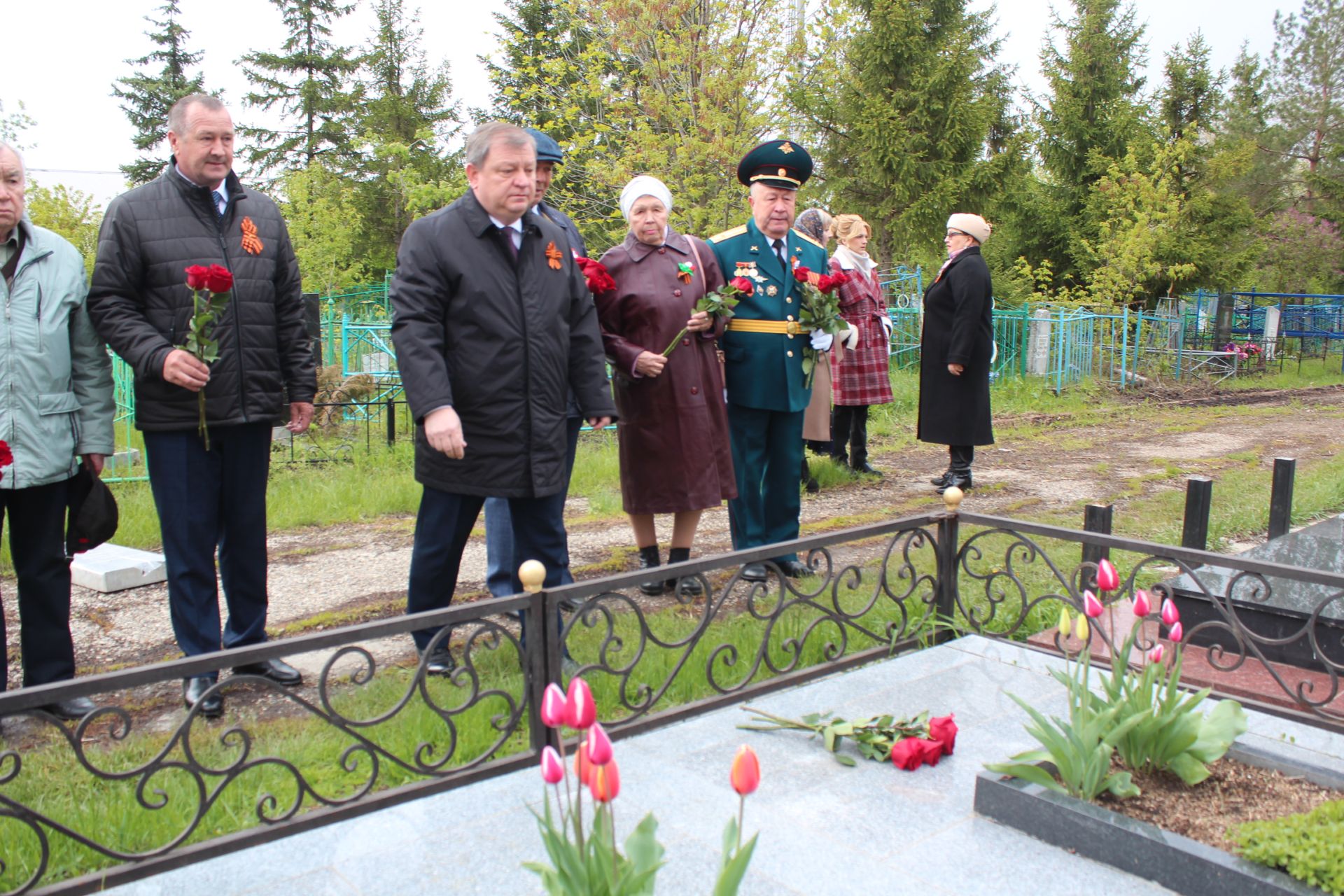 В Нурлате в День Победы возложили цветы на могилы Героев