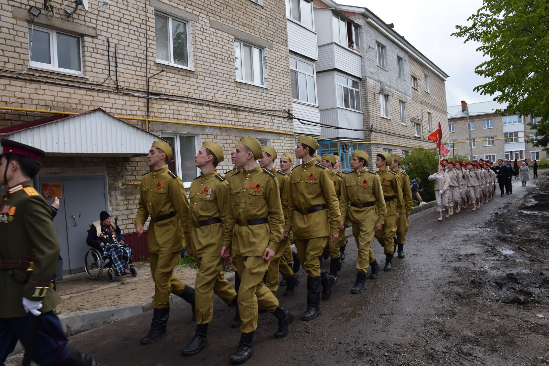 В Нурлате юнармейцы маршем прошли под окнами участника Великой Отечественной войны