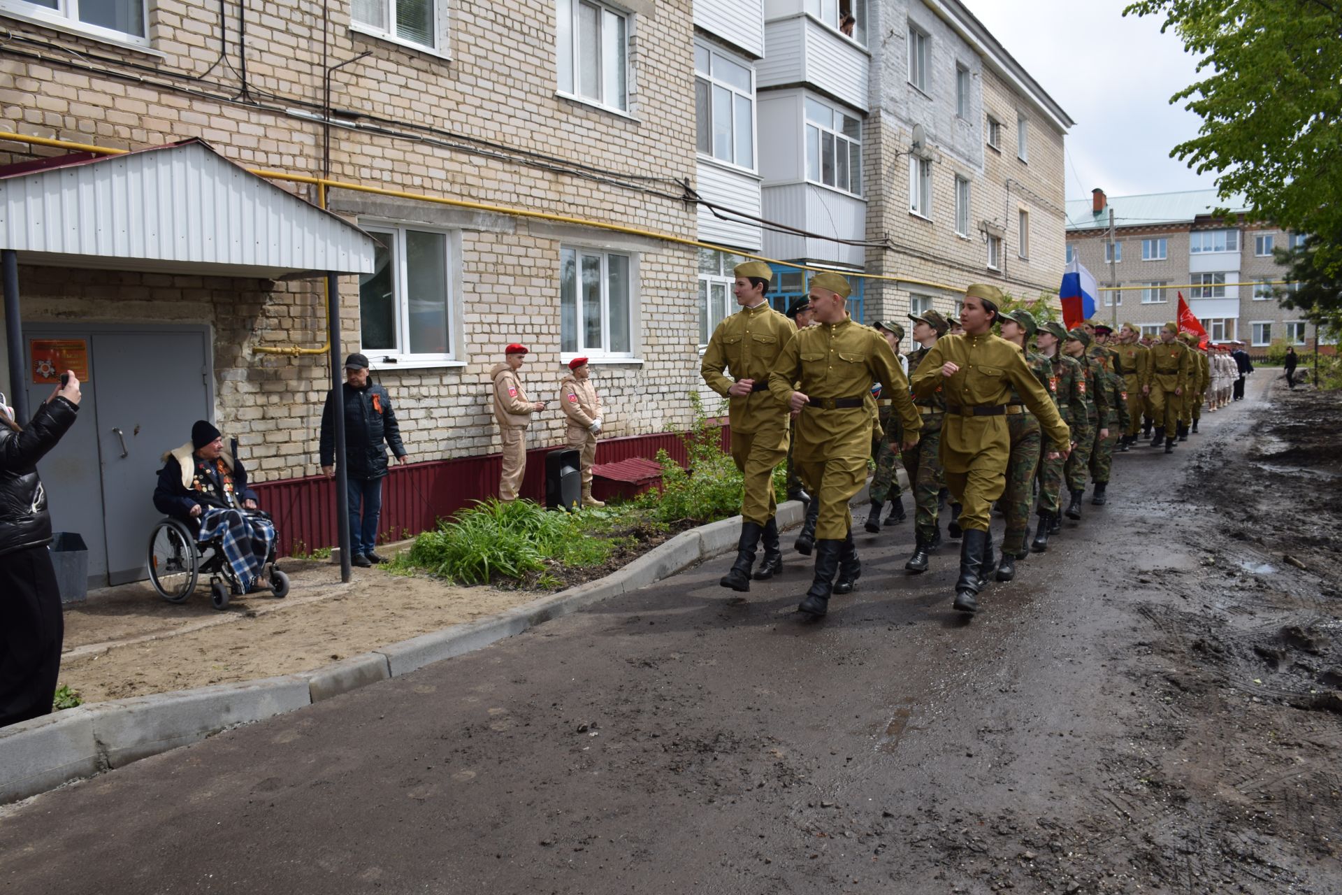 В Нурлате юнармейцы маршем прошли под окнами участника Великой Отечественной войны