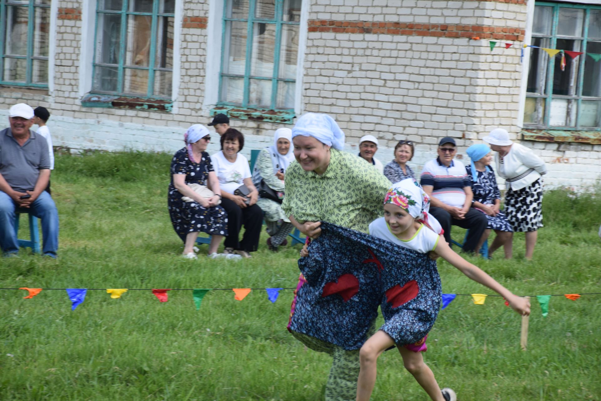 94-летняя Ркия Минвалиева приняла участие в состязаниях на празднике Сабантуй в деревне Бикулово