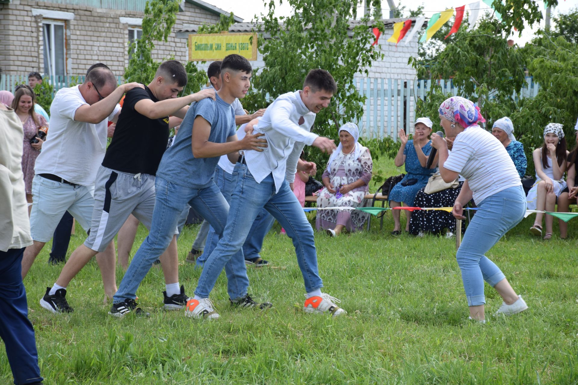 94-летняя Ркия Минвалиева приняла участие в состязаниях на празднике Сабантуй в деревне Бикулово