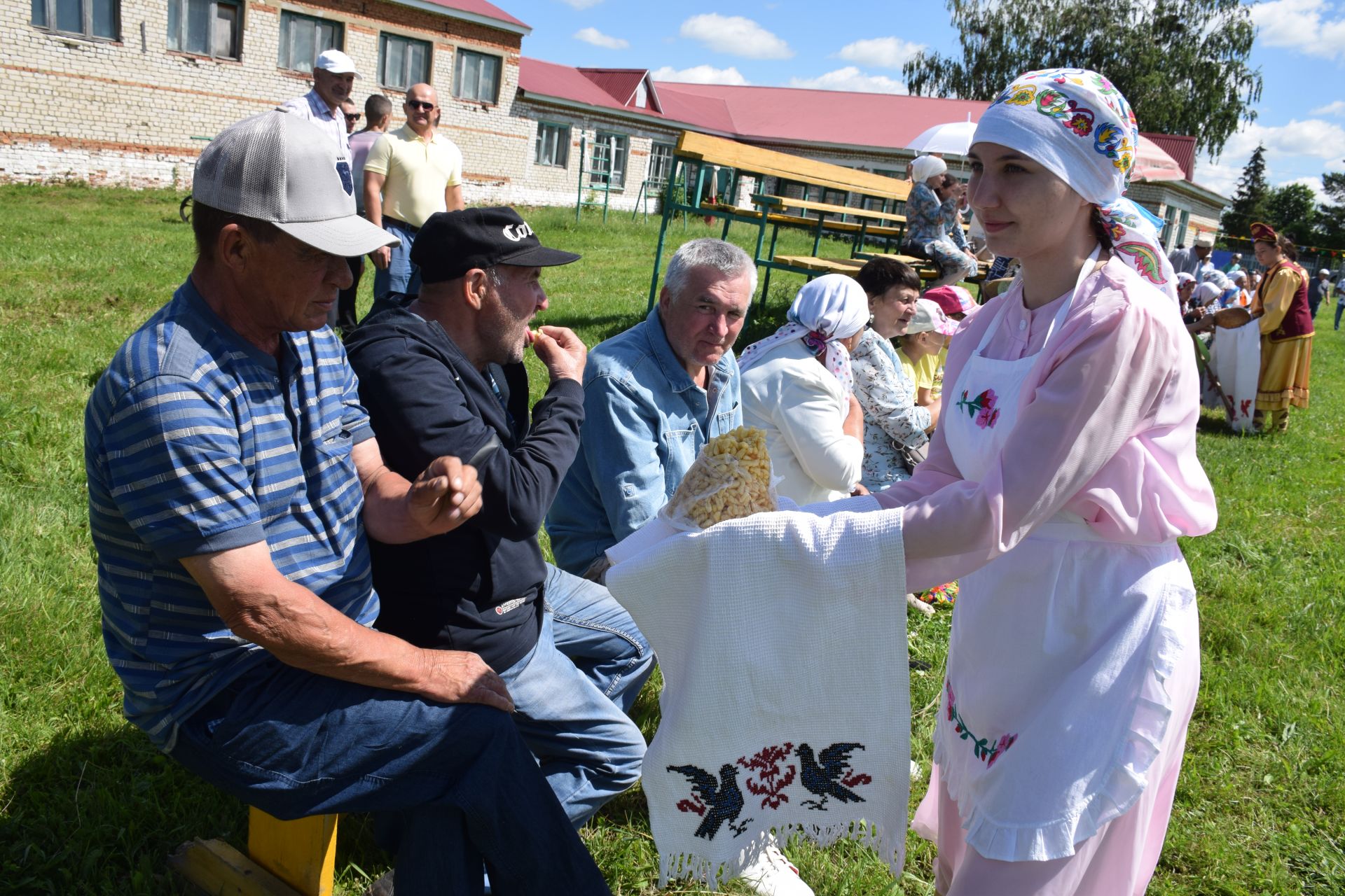 94-летняя Ркия Минвалиева приняла участие в состязаниях на празднике Сабантуй в деревне Бикулово