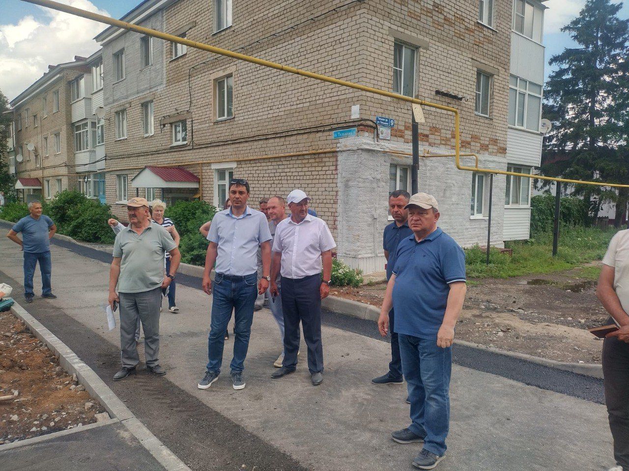 В Нурлате продолжается реализация программы «Наш двор» | 20.06.2024 |  Нурлат - БезФормата