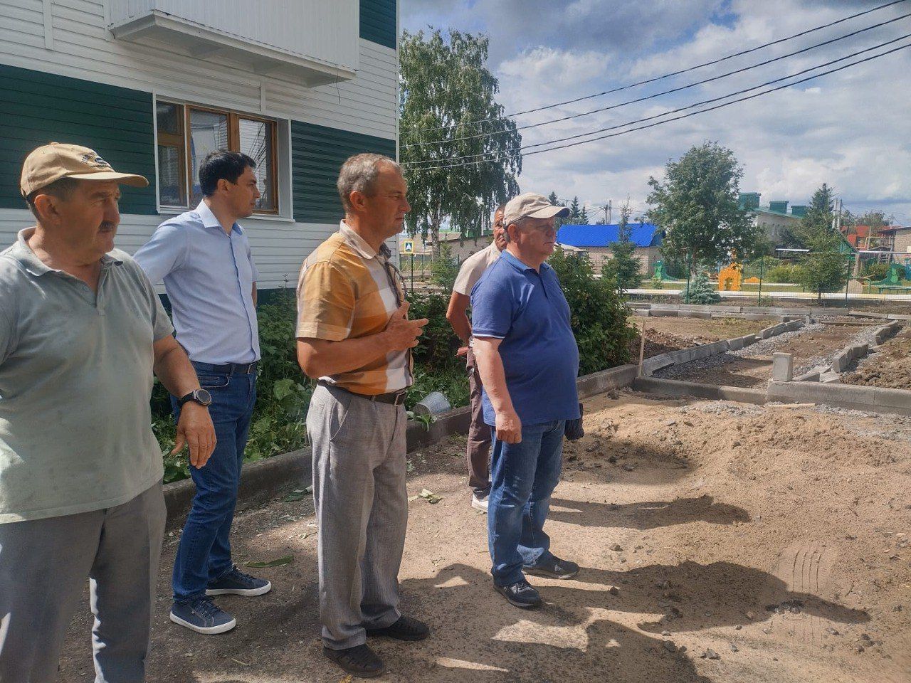 В Нурлате продолжается реализация программы «Наш двор» | 20.06.2024 |  Нурлат - БезФормата