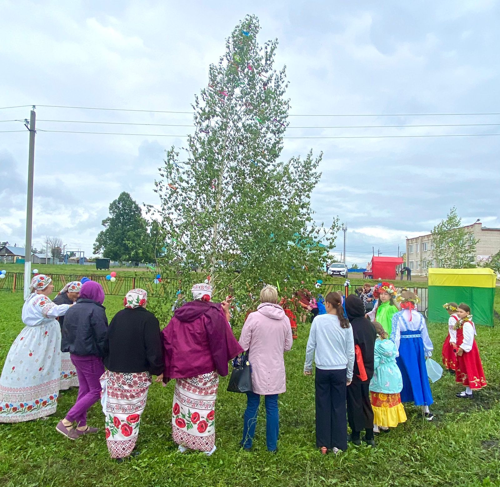 Жители села Мамыково встретили Троицу караваем