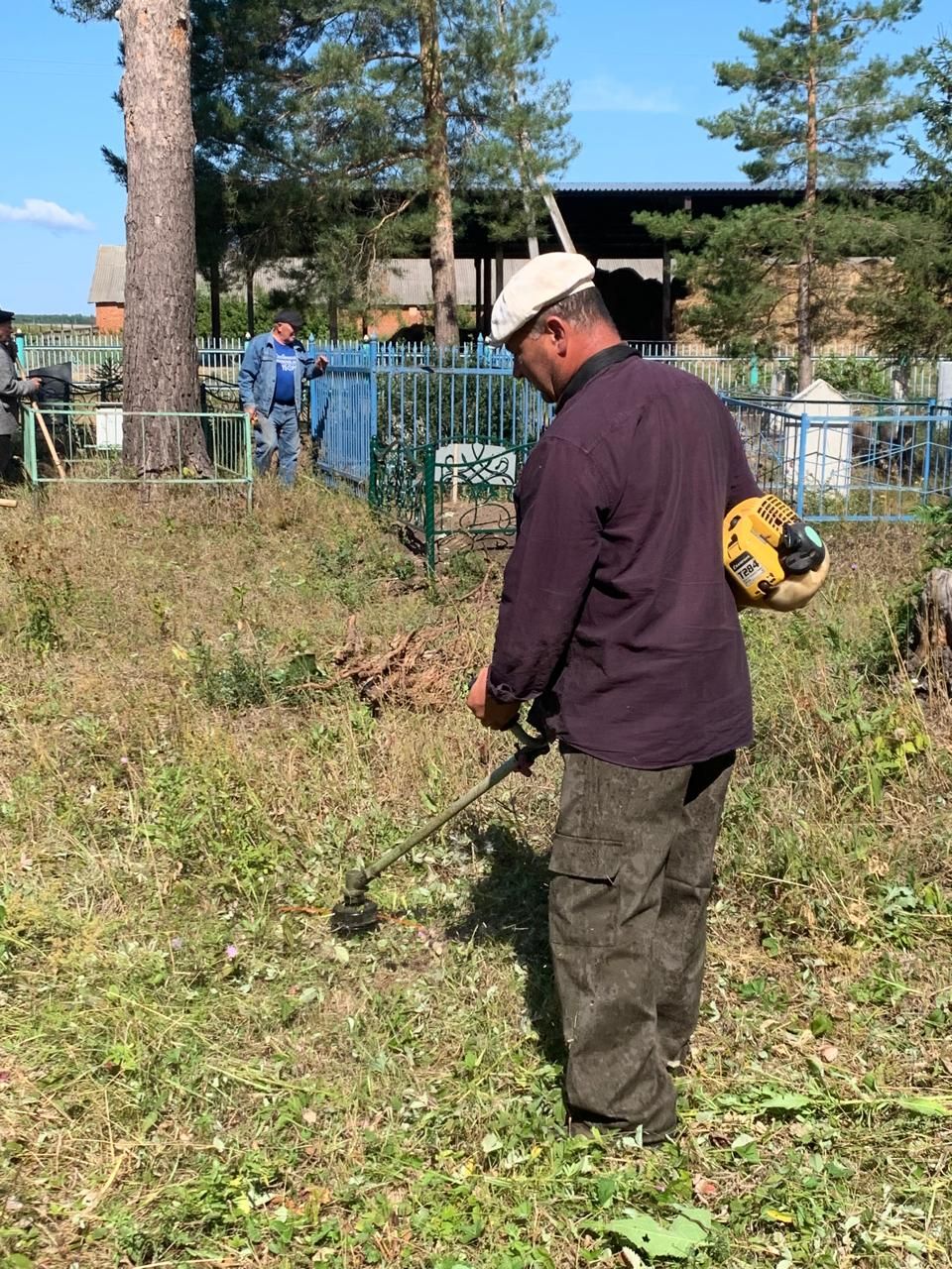 Жители села Старая Амзя провели субботник на местном кладбище