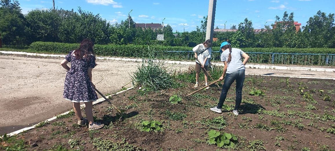 Нурлатские школьники получают первый трудовой опыт