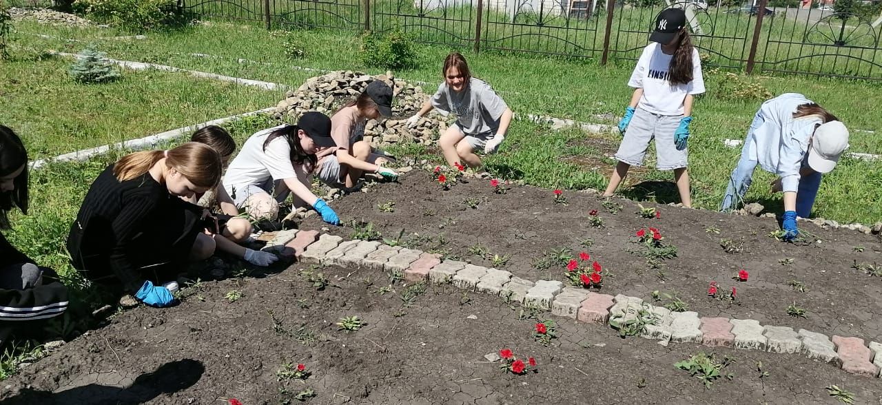 Нурлатские школьники получают первый трудовой опыт